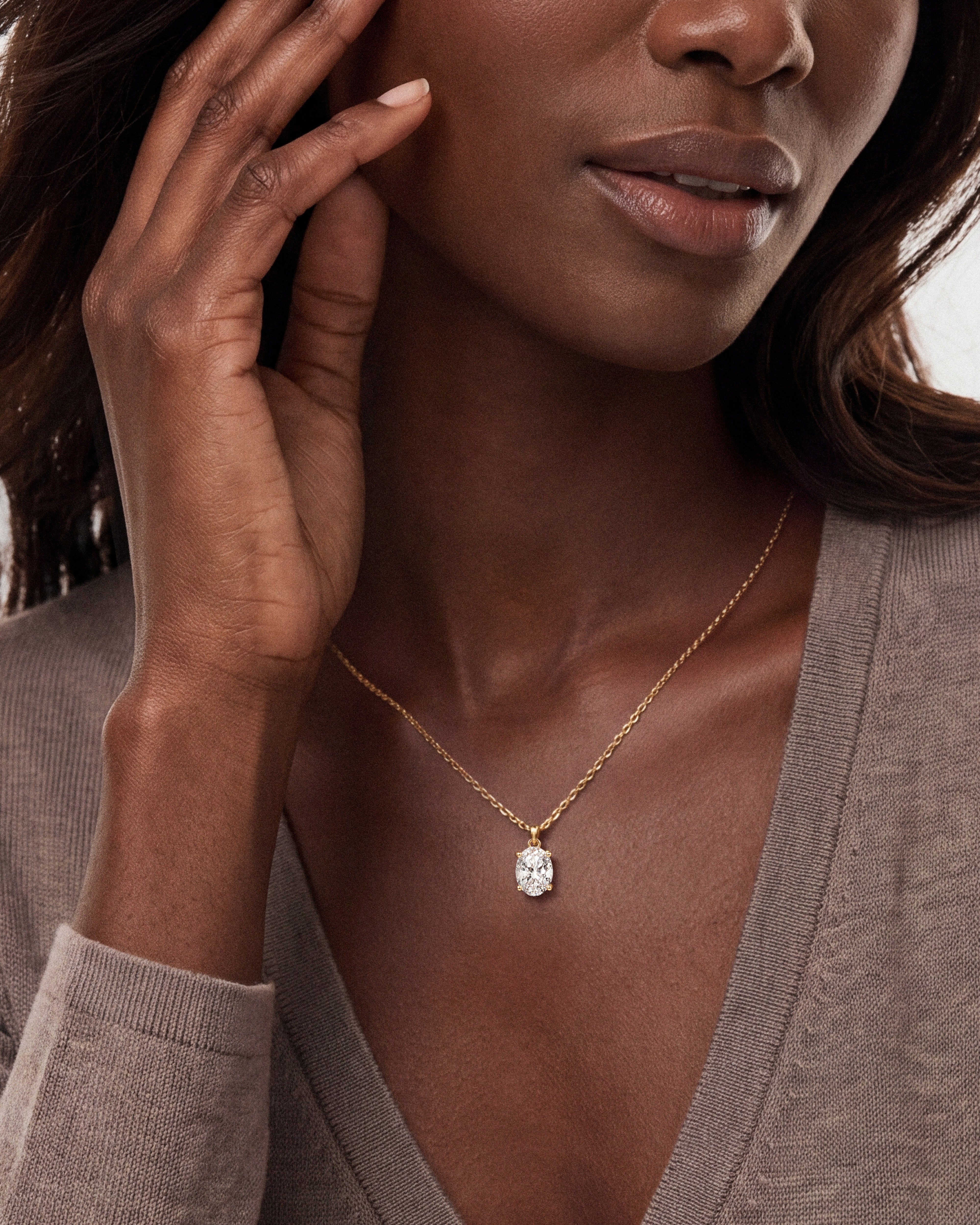 Solitär Anhänger im Ovalschliff (2,00 CT)