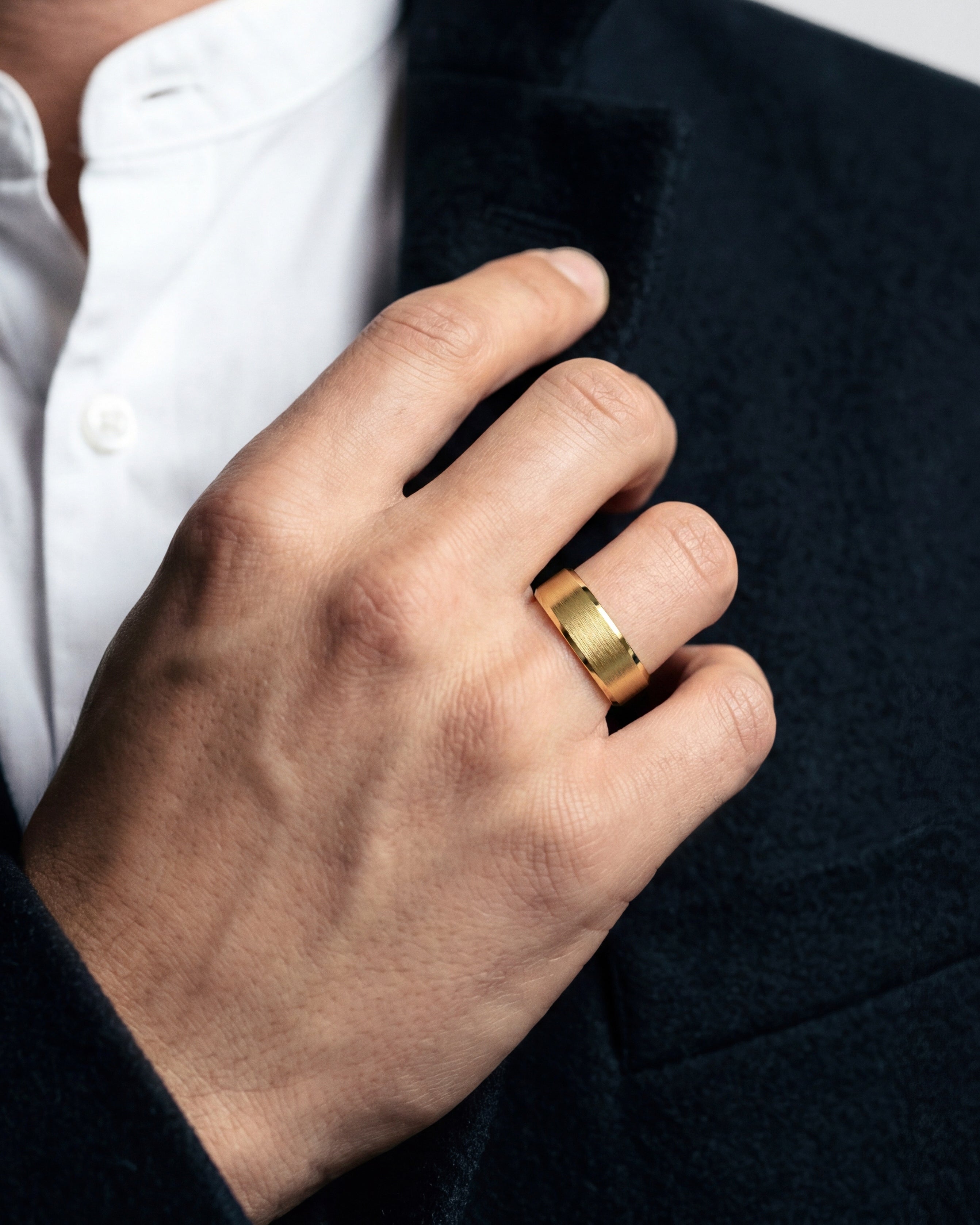8mm Herren-Gold-Ehering - Facettierter Rand und Matt gebürstet