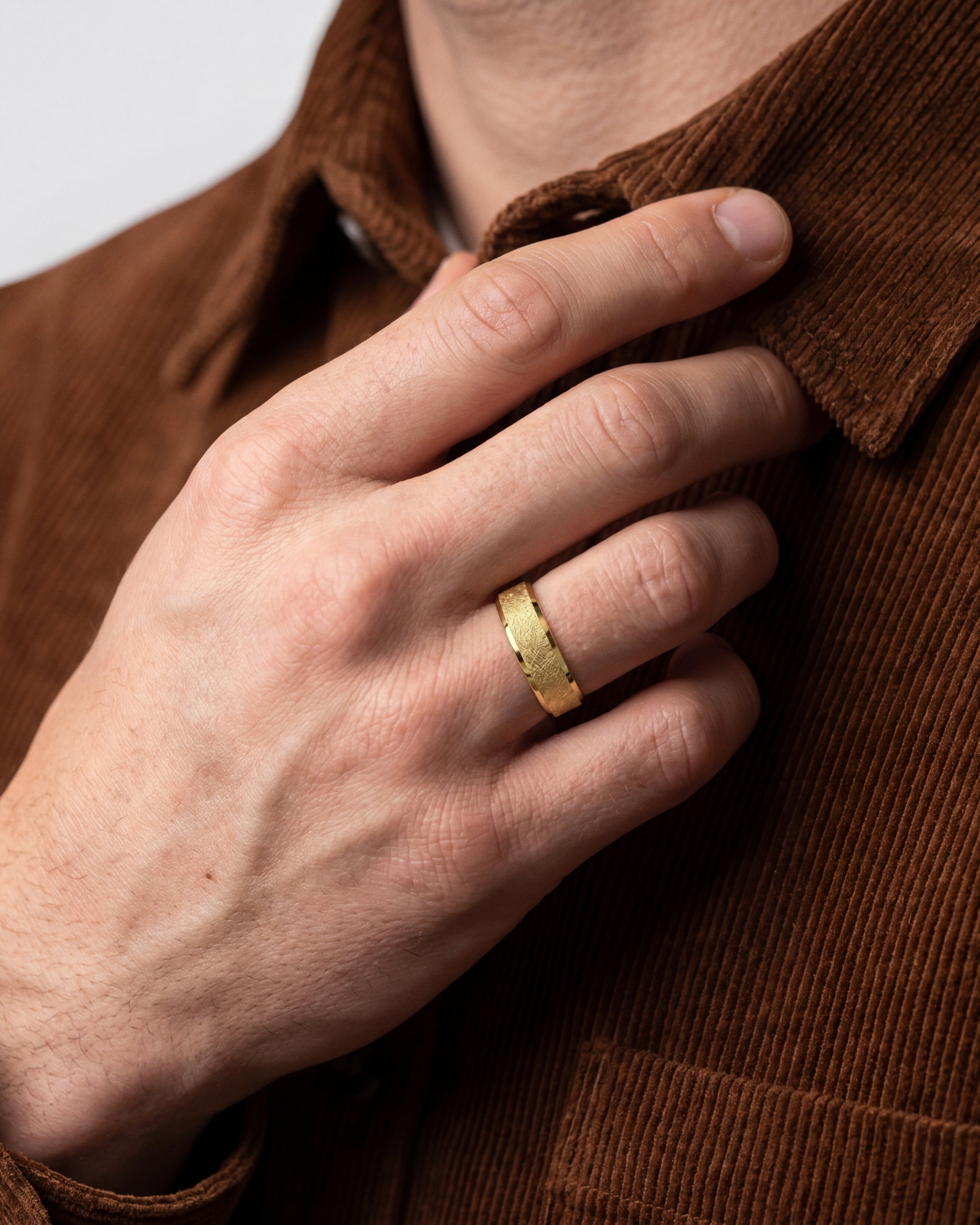 7mm Herren-Gold-Ehering - Eis-matt gebürsteter und facettierter Rand