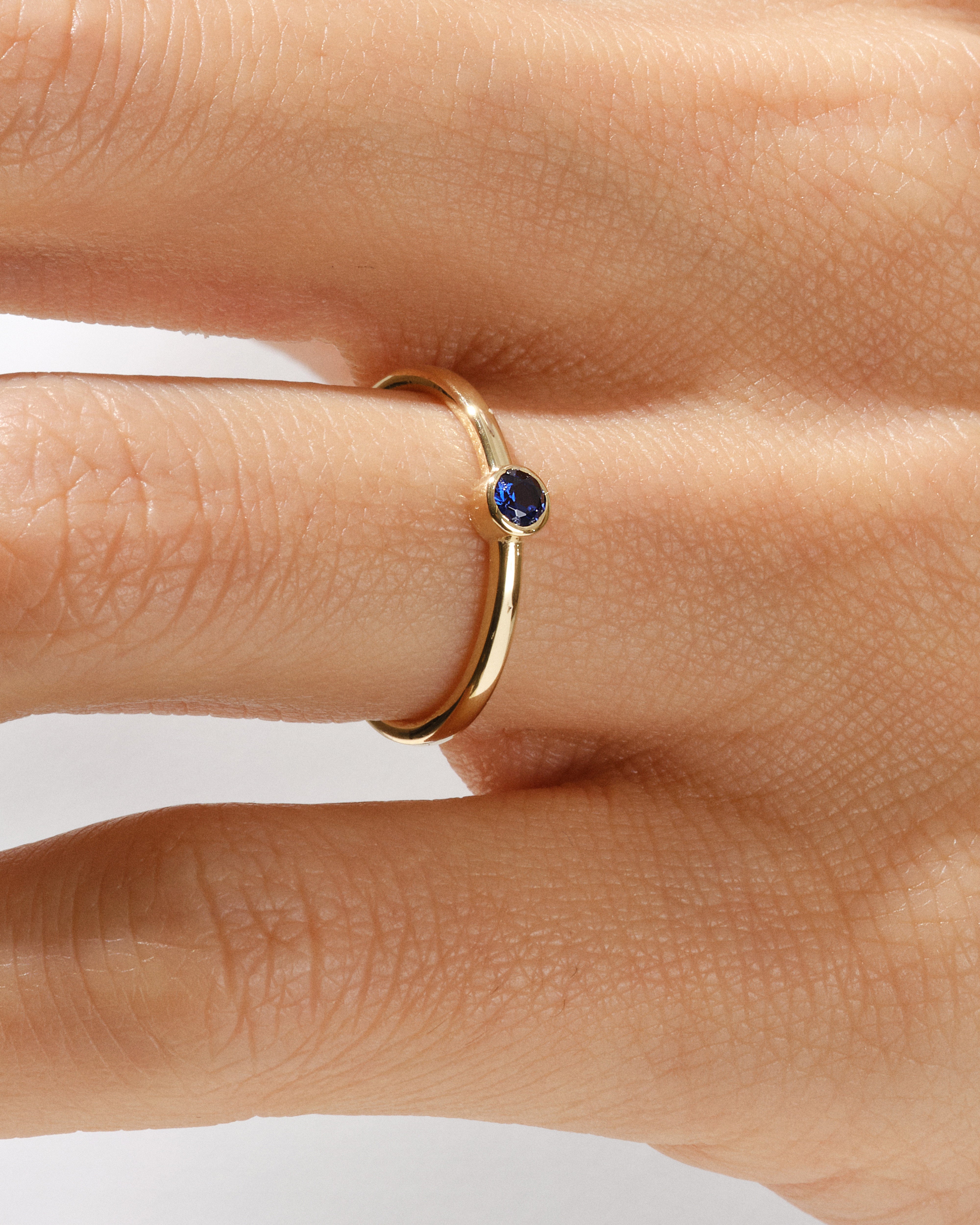 Geburtsstein Ring mit Rundschliff in Zargenfassung