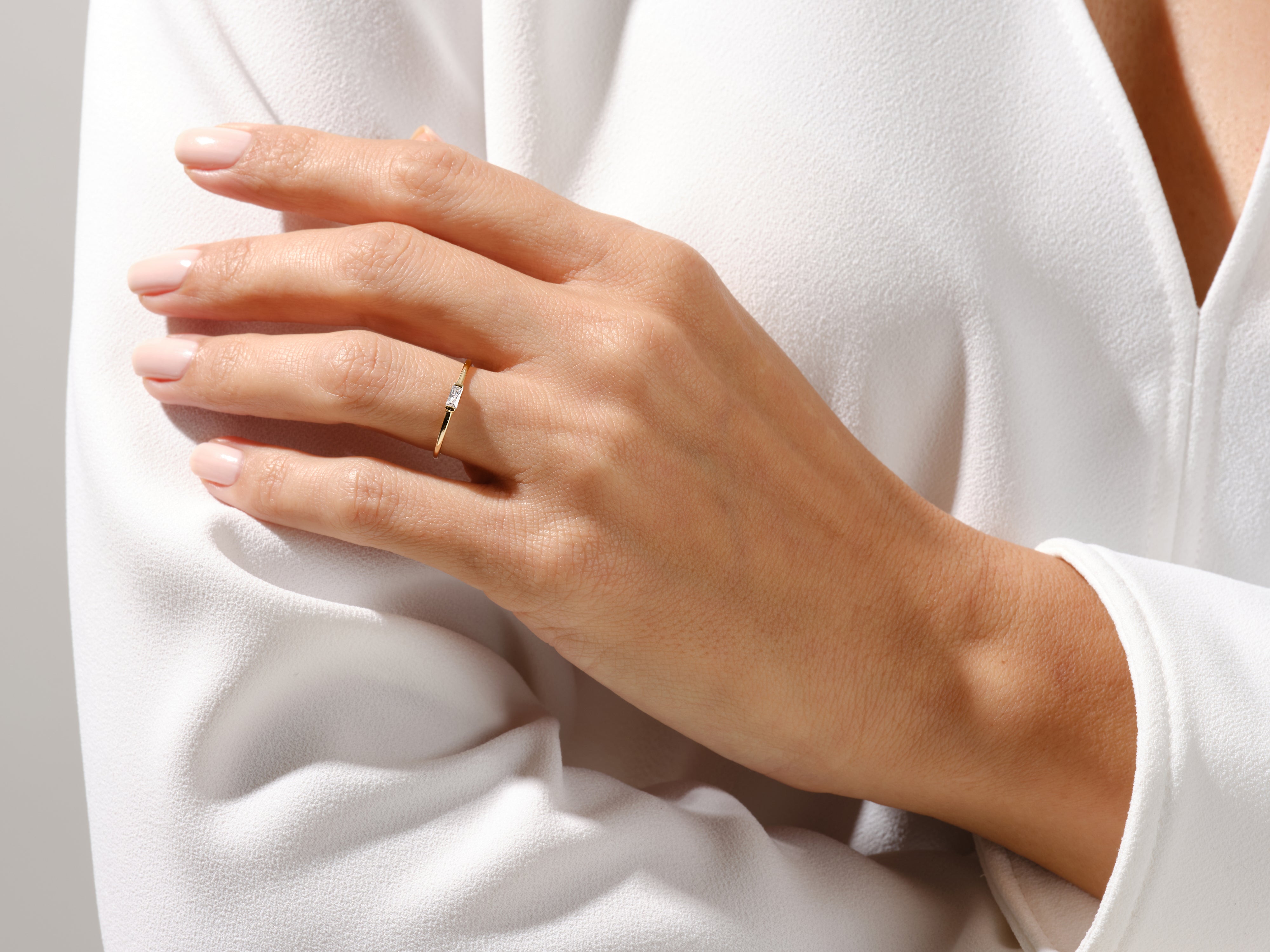 Geburtsstein-Ring in Bezel und Baguette