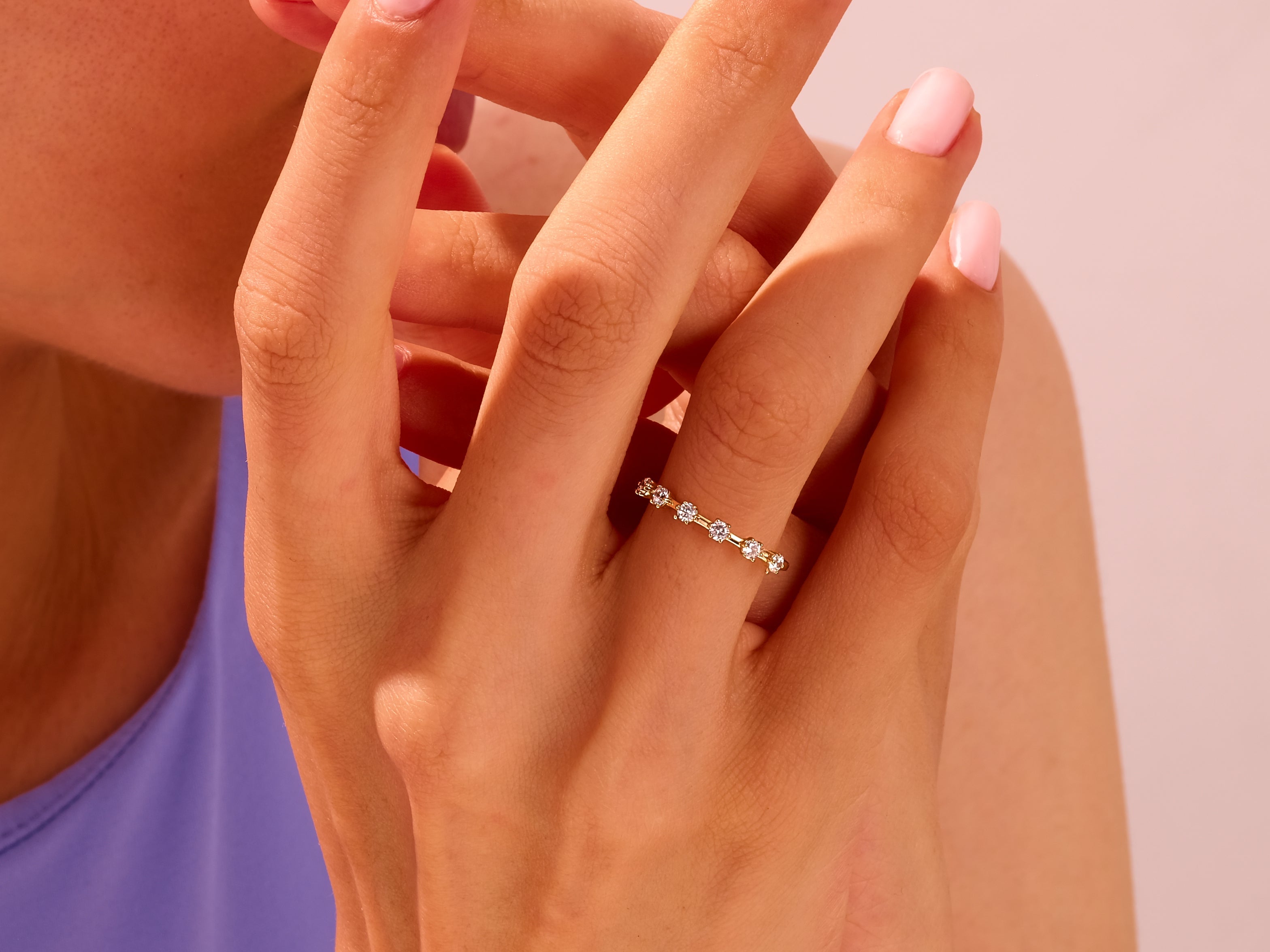 Stapelbarer Diamantring im Abstand