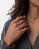 Baguette Geburtsstein Ring mit Rundschliff Seitensteinen