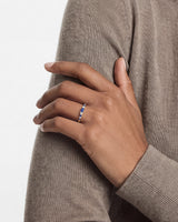 Baguette Geburtsstein Ring mit Rundschliff Seitensteinen