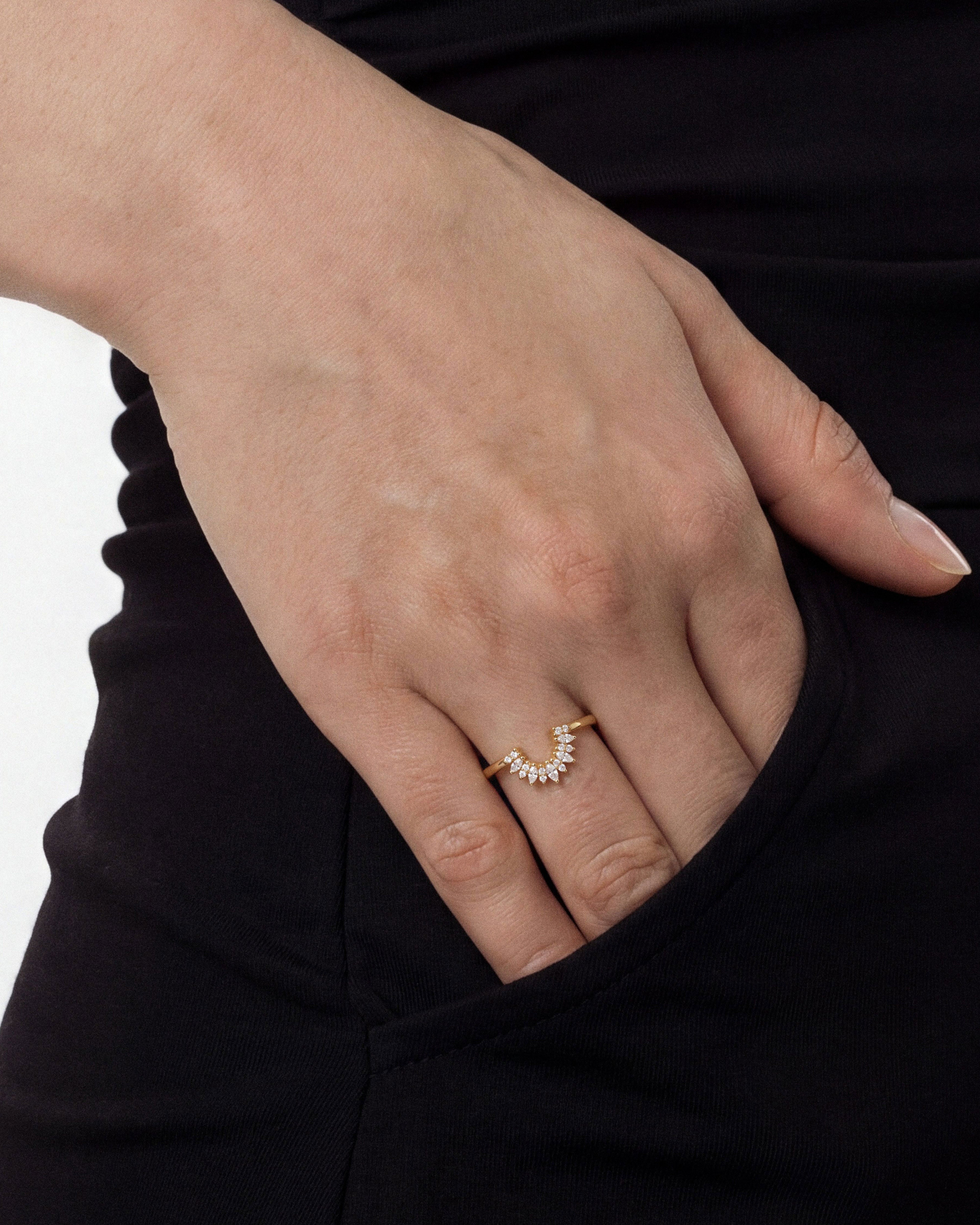 Ring in Marquise-Krone