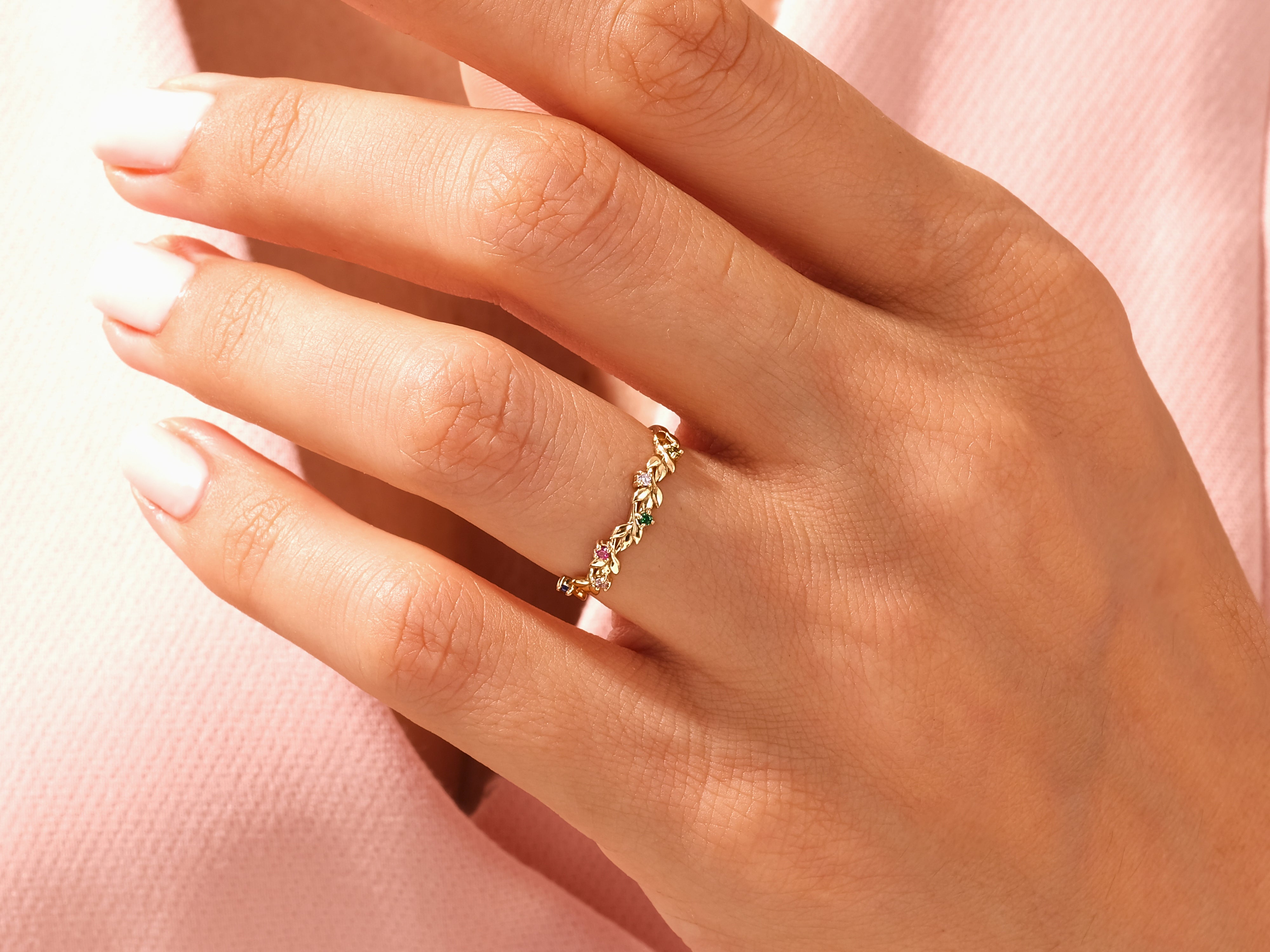 Floraler Ring mit Geburtssteinen