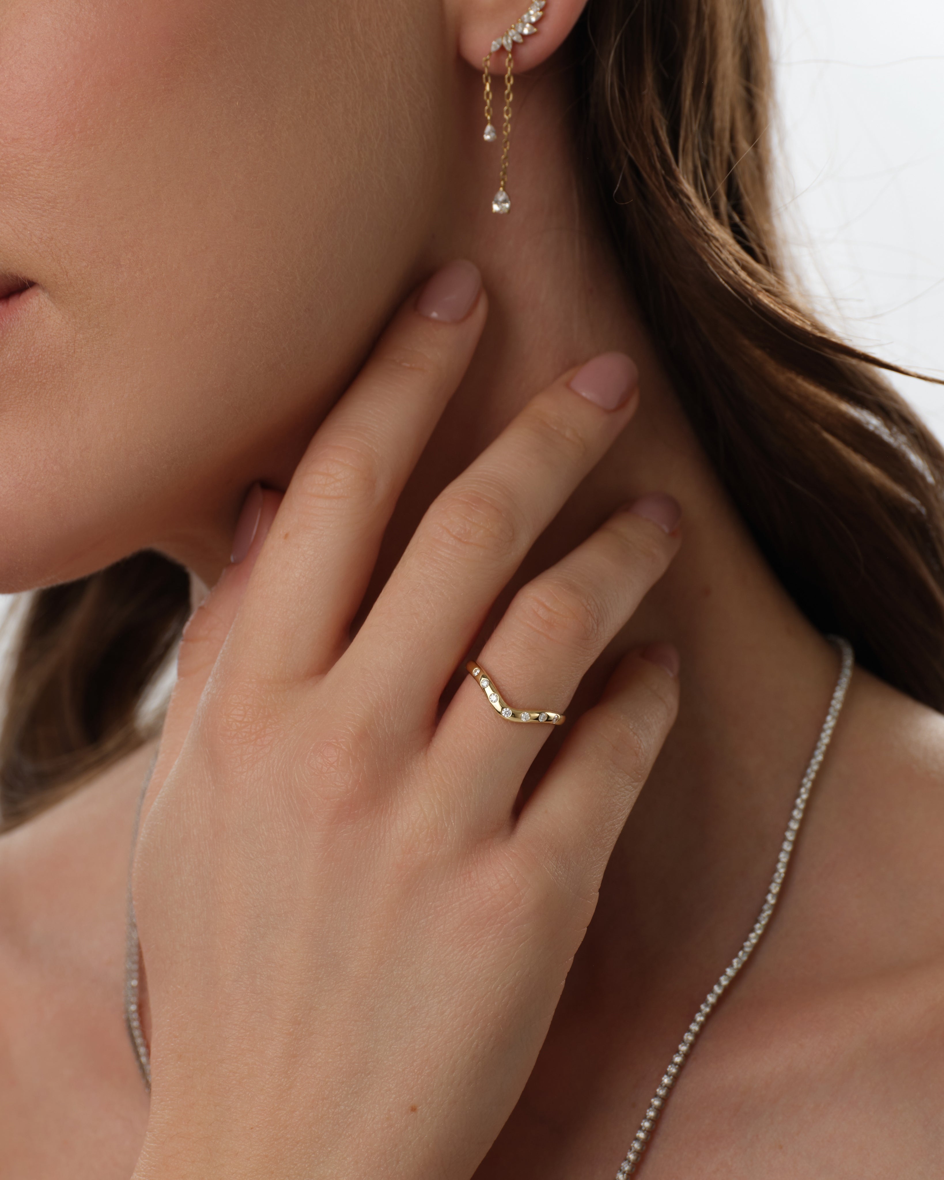 Gebogener Ewigkeitsring mit eingeriebener Fassung (0,10 CT TW)