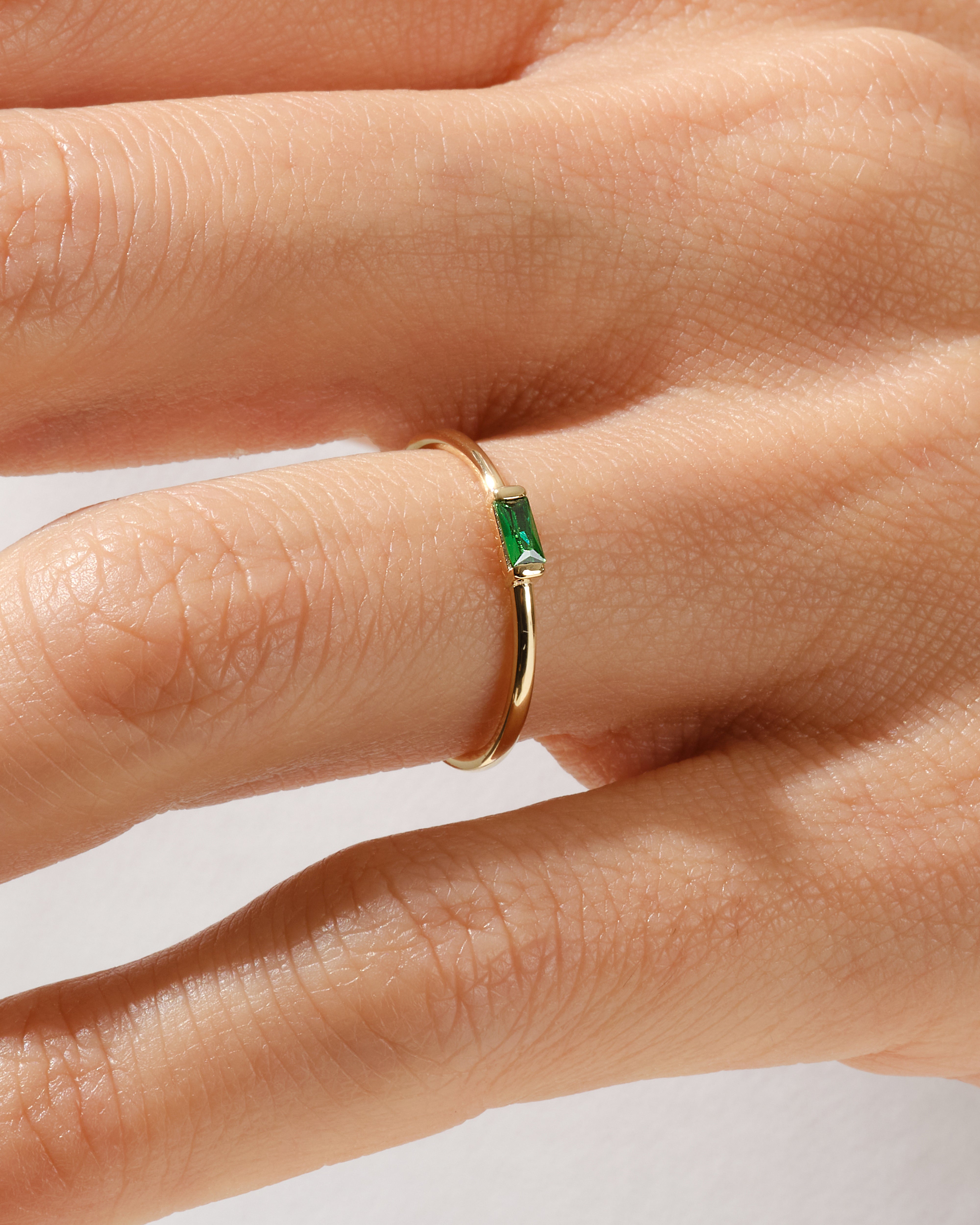 Geburtsstein-Ring in Bezel und Baguette