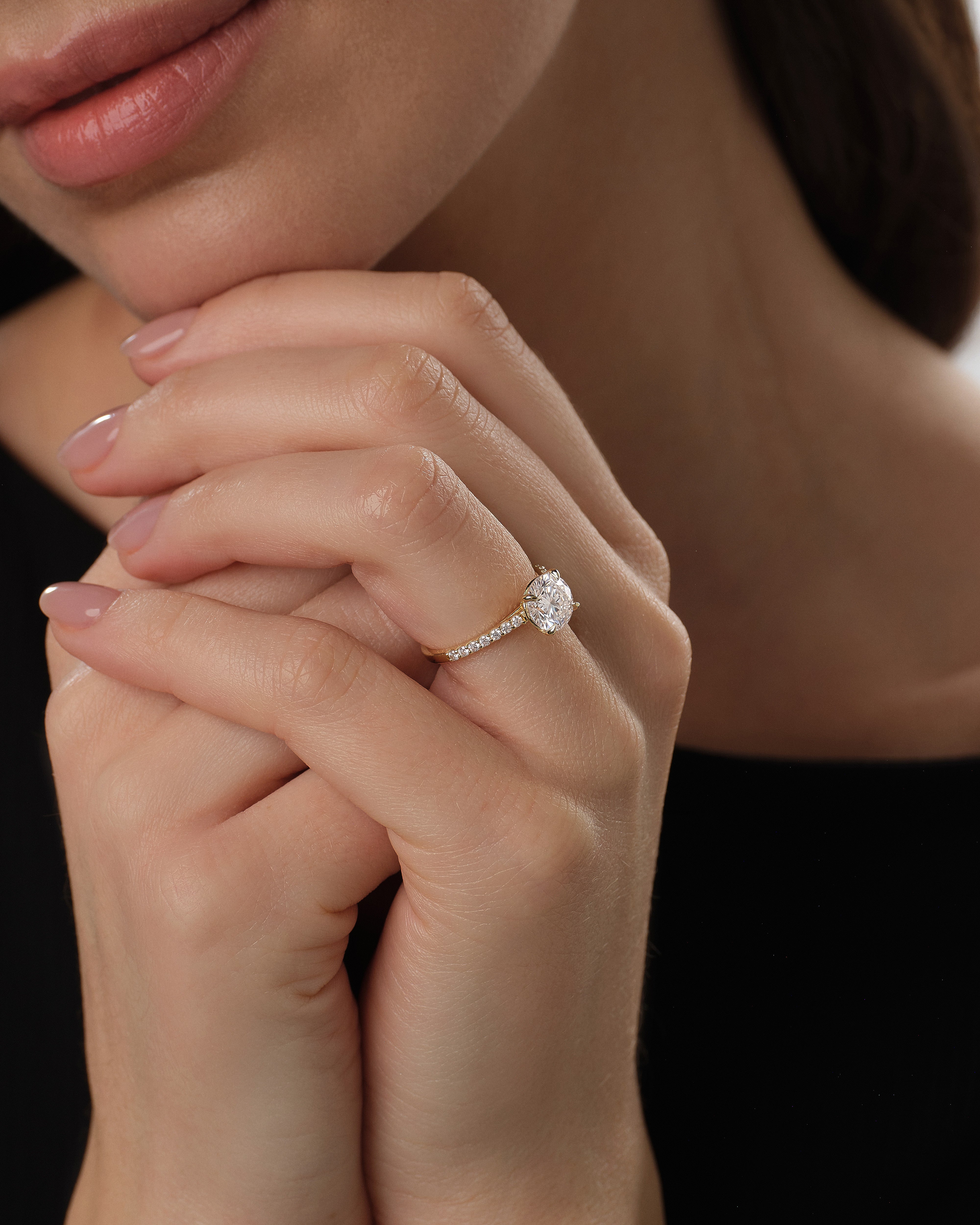 Moissanit Verlobungsring im Rundschliff mit Kanal-Pave-Seitensteinen (1,50 CT)