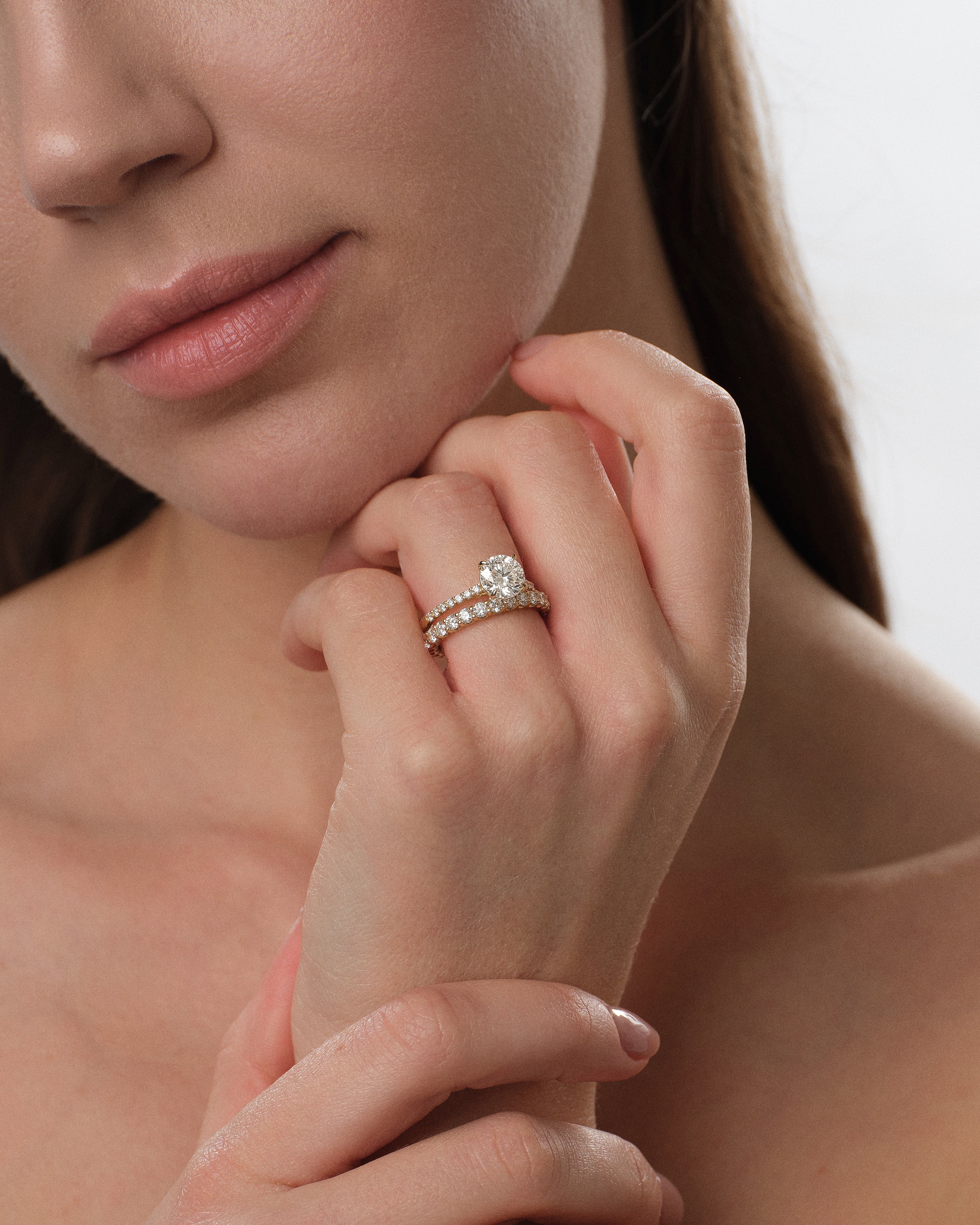 Moissanit Verlobungsring im Rundschliff mit Kanal-Pave-Seitensteinen (1,50 CT)