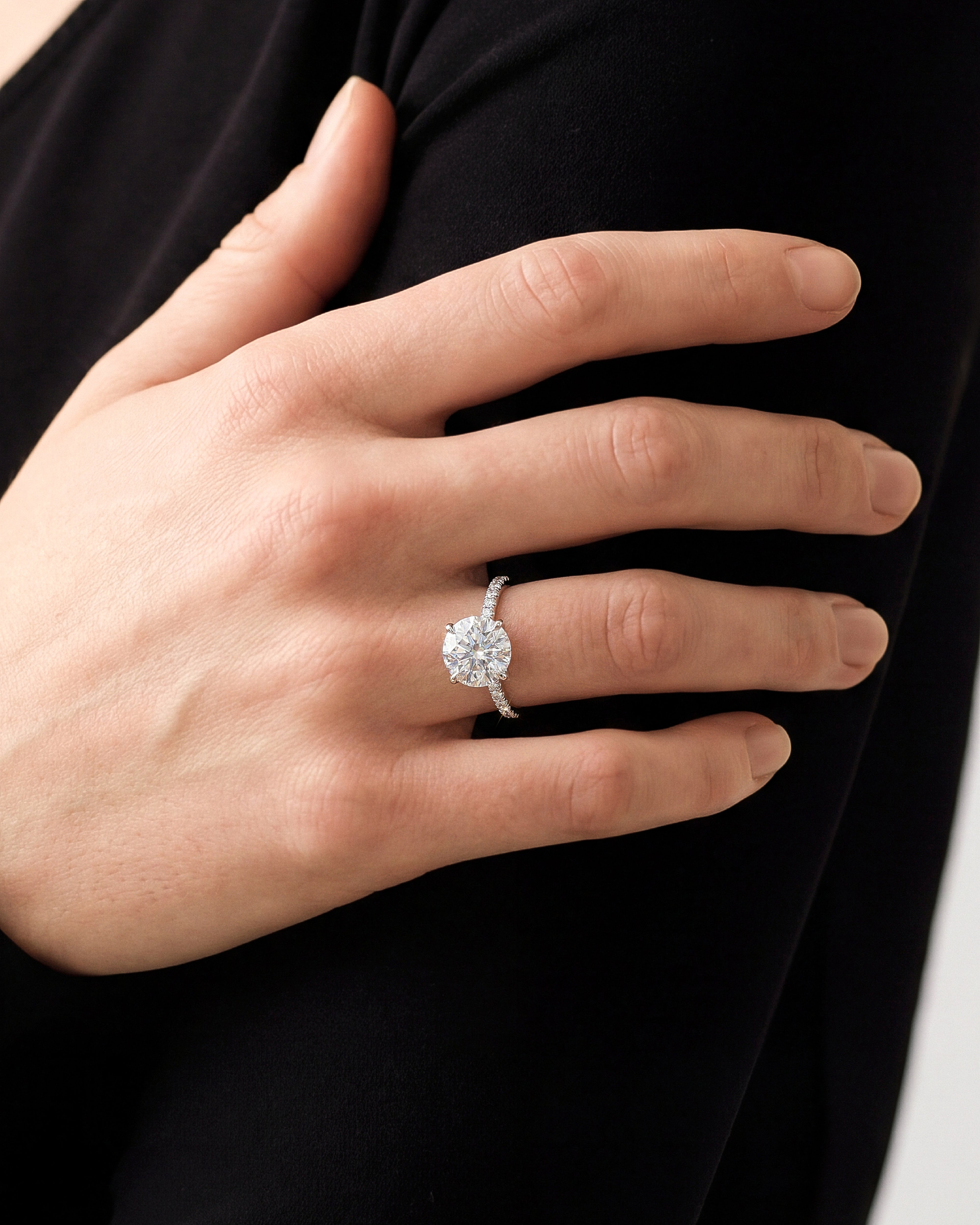 Rundschliff Labordiamant Verlobungsring in Cathedral-Fassung mit Pave-Besatz (3,00 CT TW)