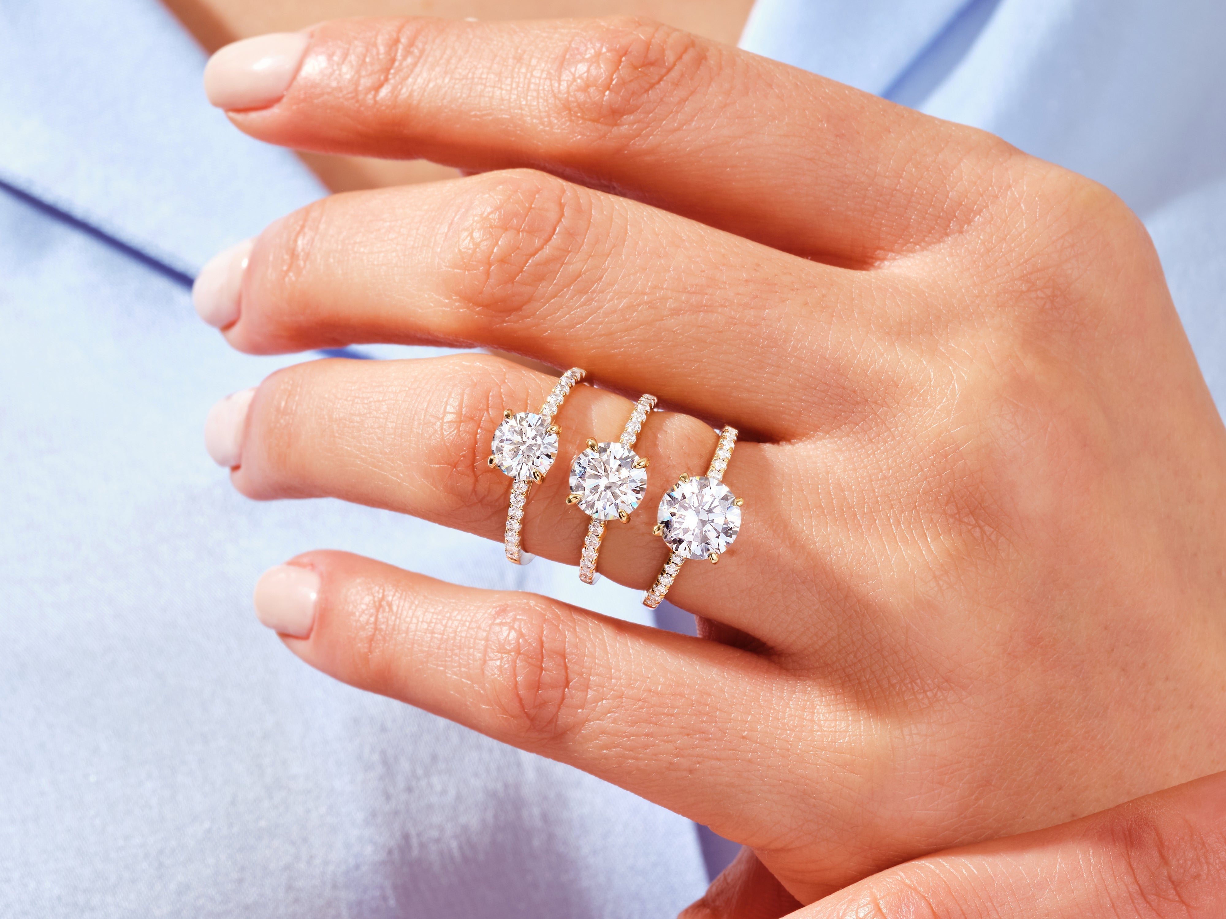 Moissanit Verlobungsring im Rundschliff mit Kanal-Pave-Seitensteinen (2.00 CT)