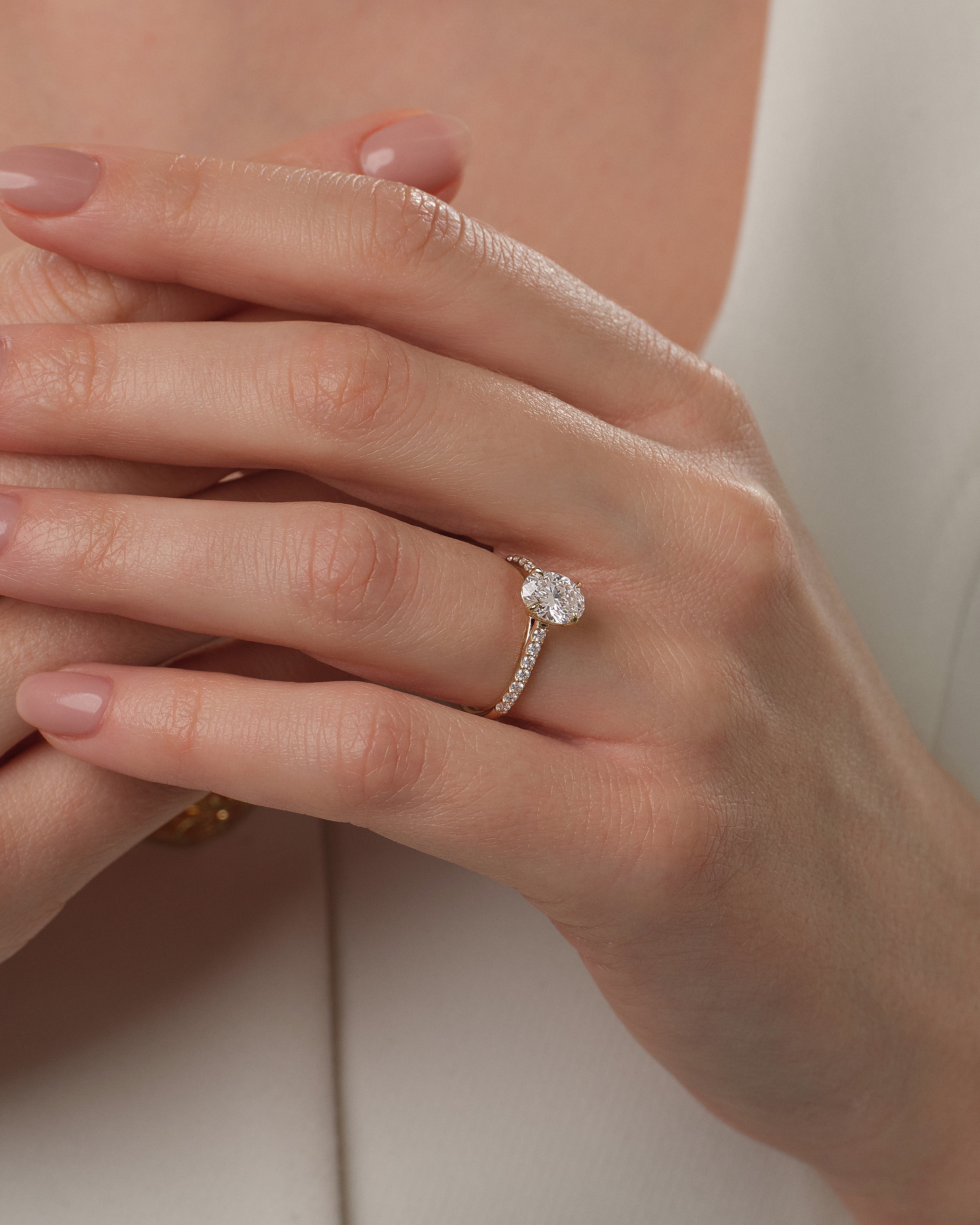 Moissanit Verlobungsring im Ovalschliff mit Pave-Seitensteinen (1,50 CT)