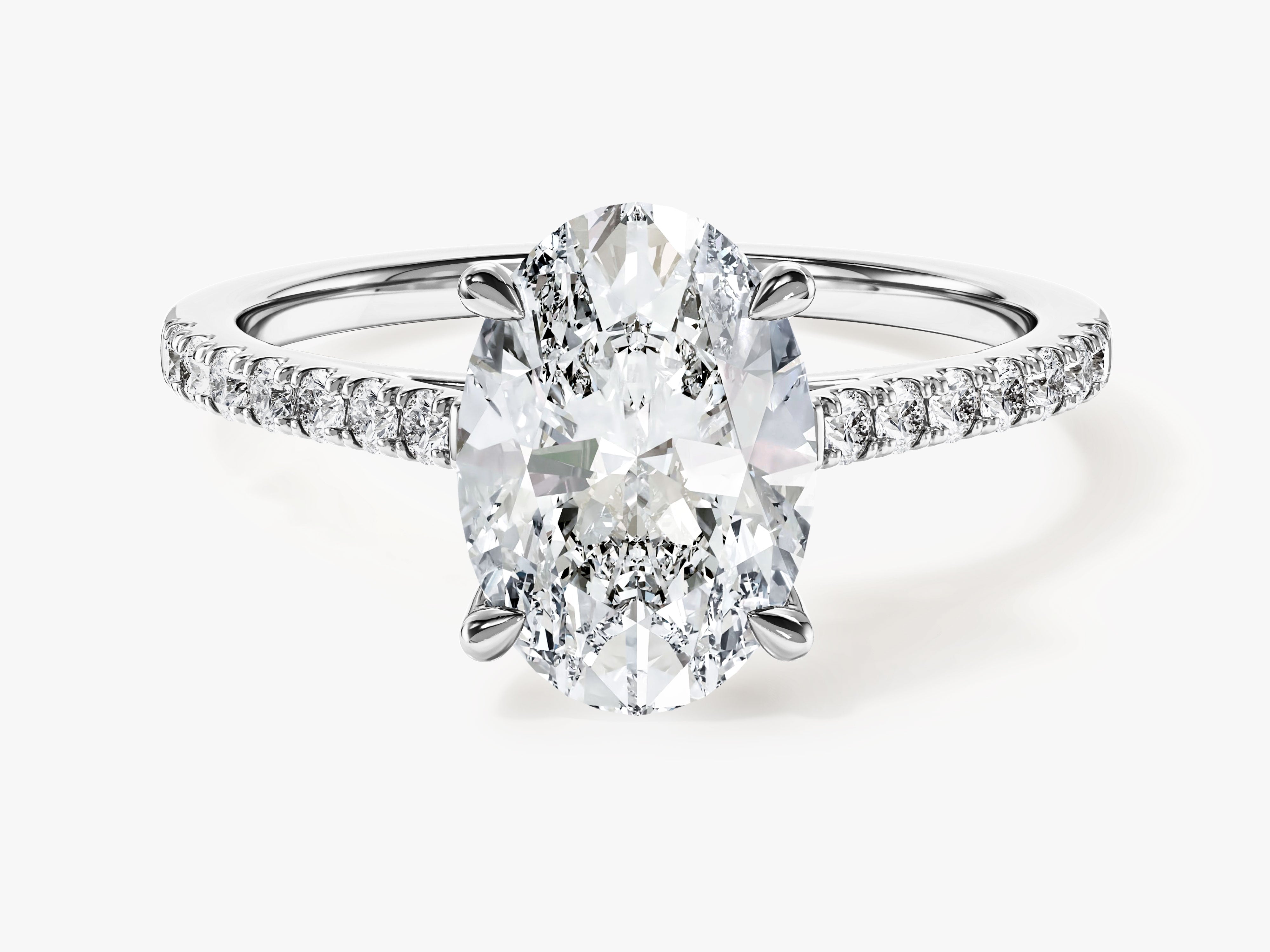 Moissanit Verlobungsring im Ovalschliff mit Pave-Seitensteinen (2,00 CT)
