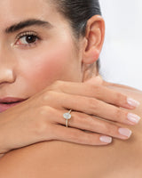 Moissanit Verlobungsring im Ovalschliff mit Pave-Seitensteinen (2,00 CT)