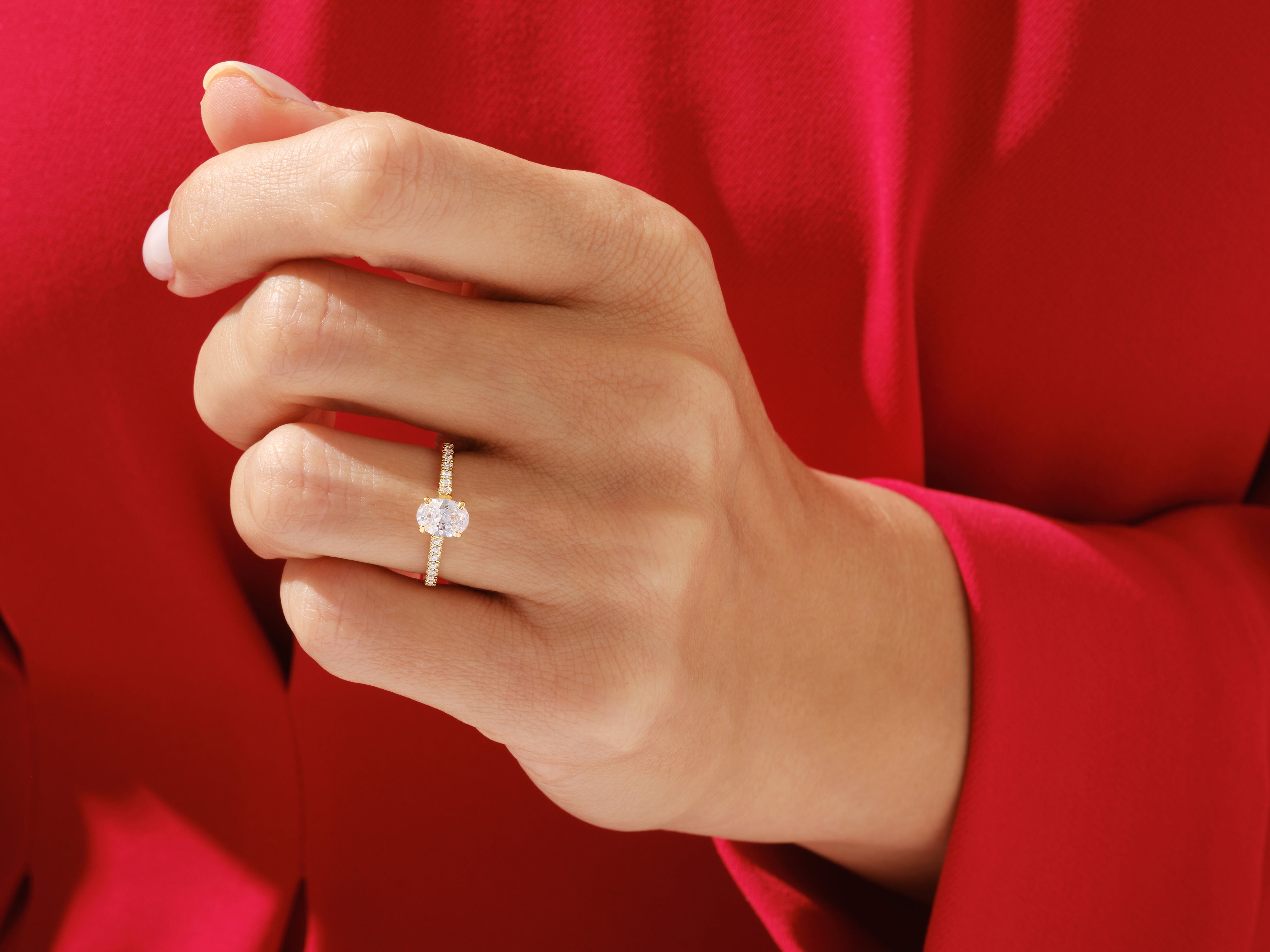 Moissanit Verlobungsring im Ovalschliff mit Pave-Seitensteinen (1.00 CT)