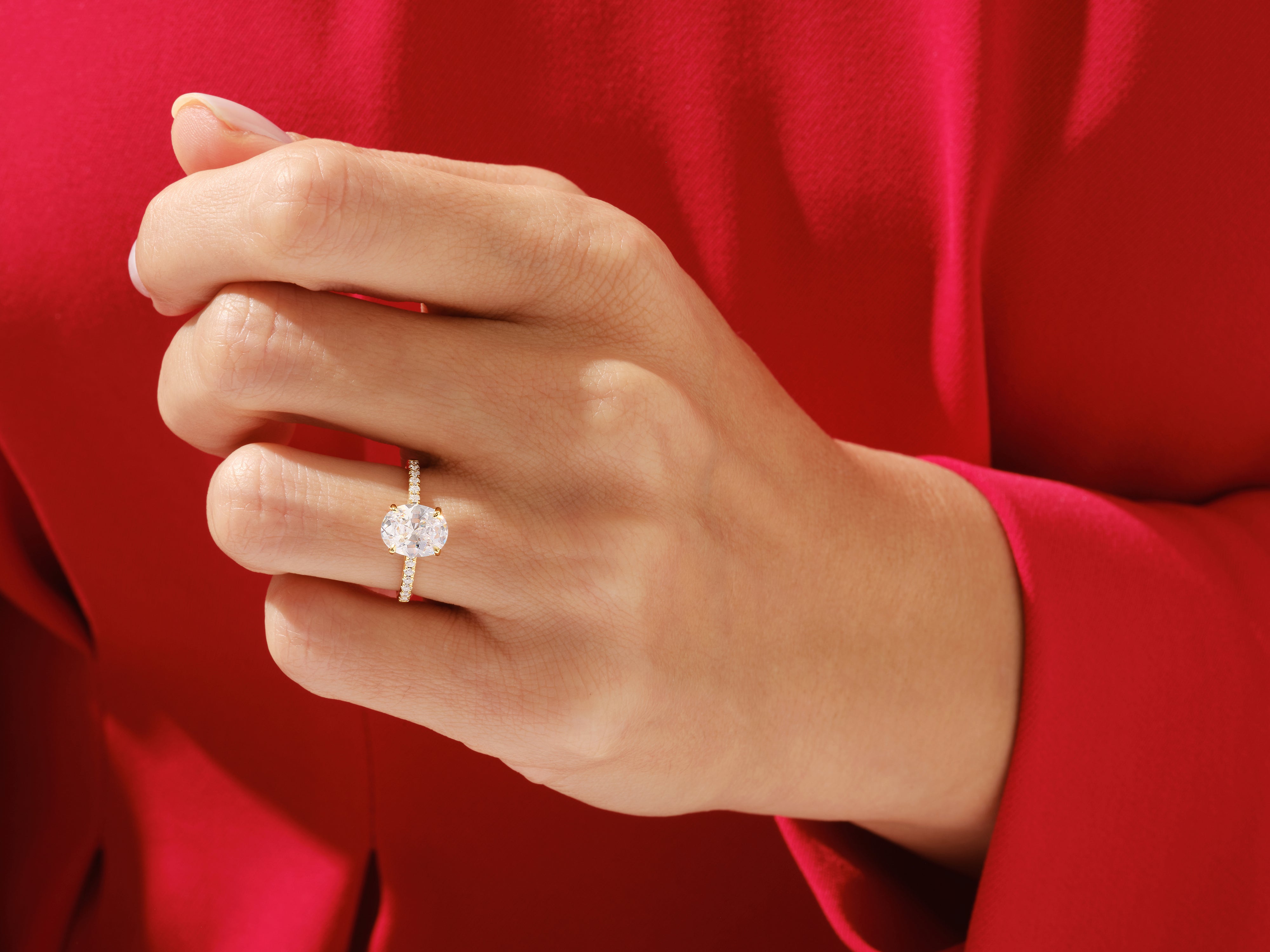 Moissanit Verlobungsring im Ovalschliff mit Pave-Seitensteinen (2.00 CT)