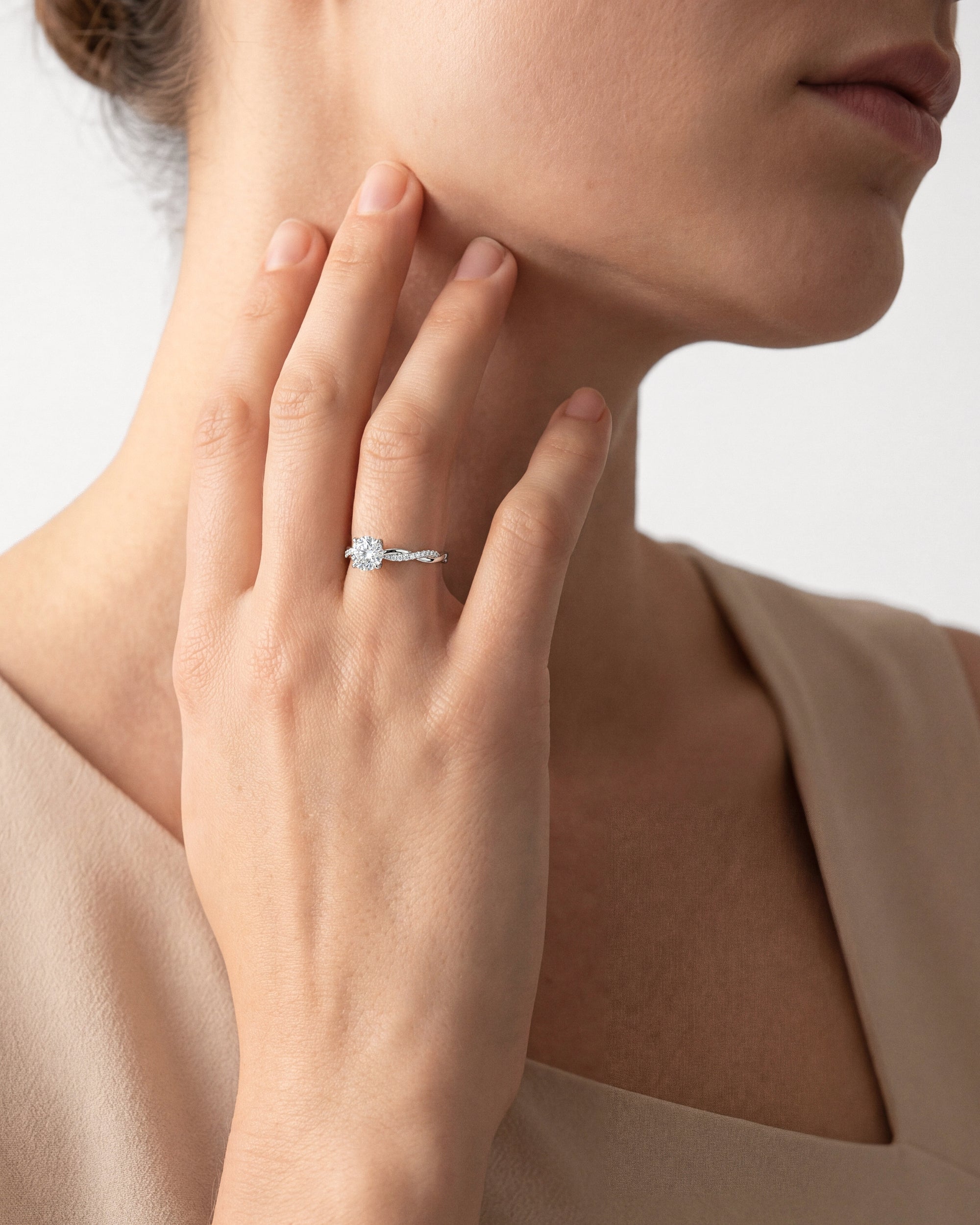 Twist Moissanit Verlobungsring im Rundschliff mit Seitensteinen (1,00 CT)