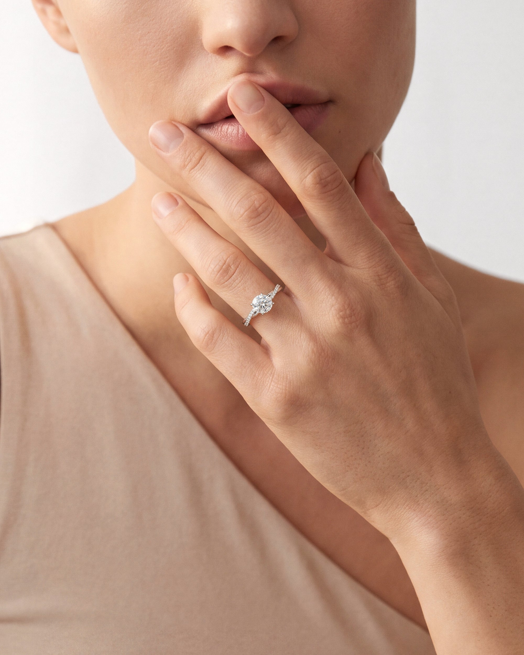 Twist Moissanit Verlobungsring im Rundschliff mit Seitensteinen (1,00 CT)