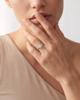 Twist Moissanit Verlobungsring im Rundschliff mit Seitensteinen (1,00 CT)