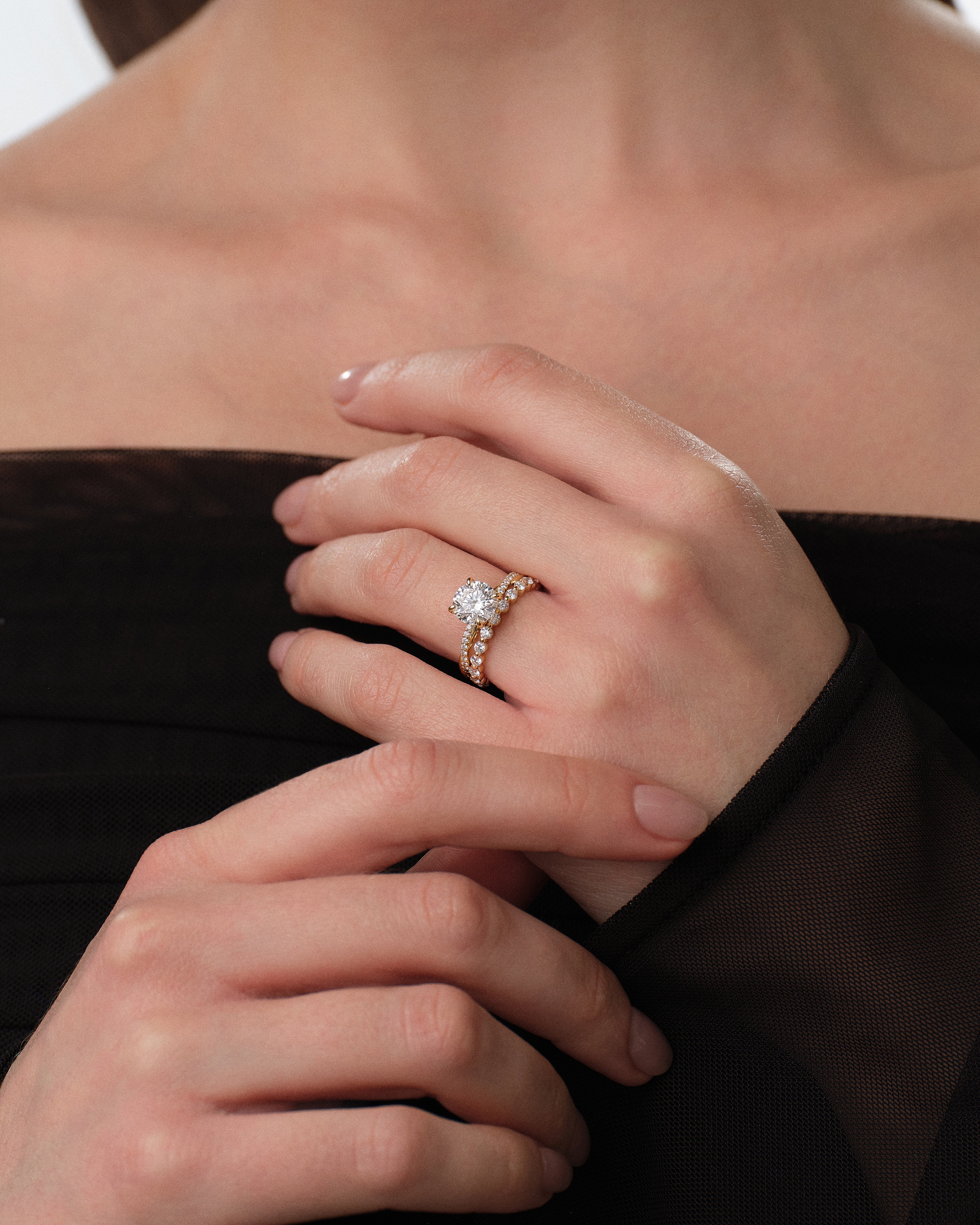 Twist Moissanit Verlobungsring im Rundschliff mit Seitensteinen (1,50 CT)