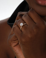 Moissanit Verlobungsring mit Marquise-Seitensteinen und Milgrain (1,00 CT)
