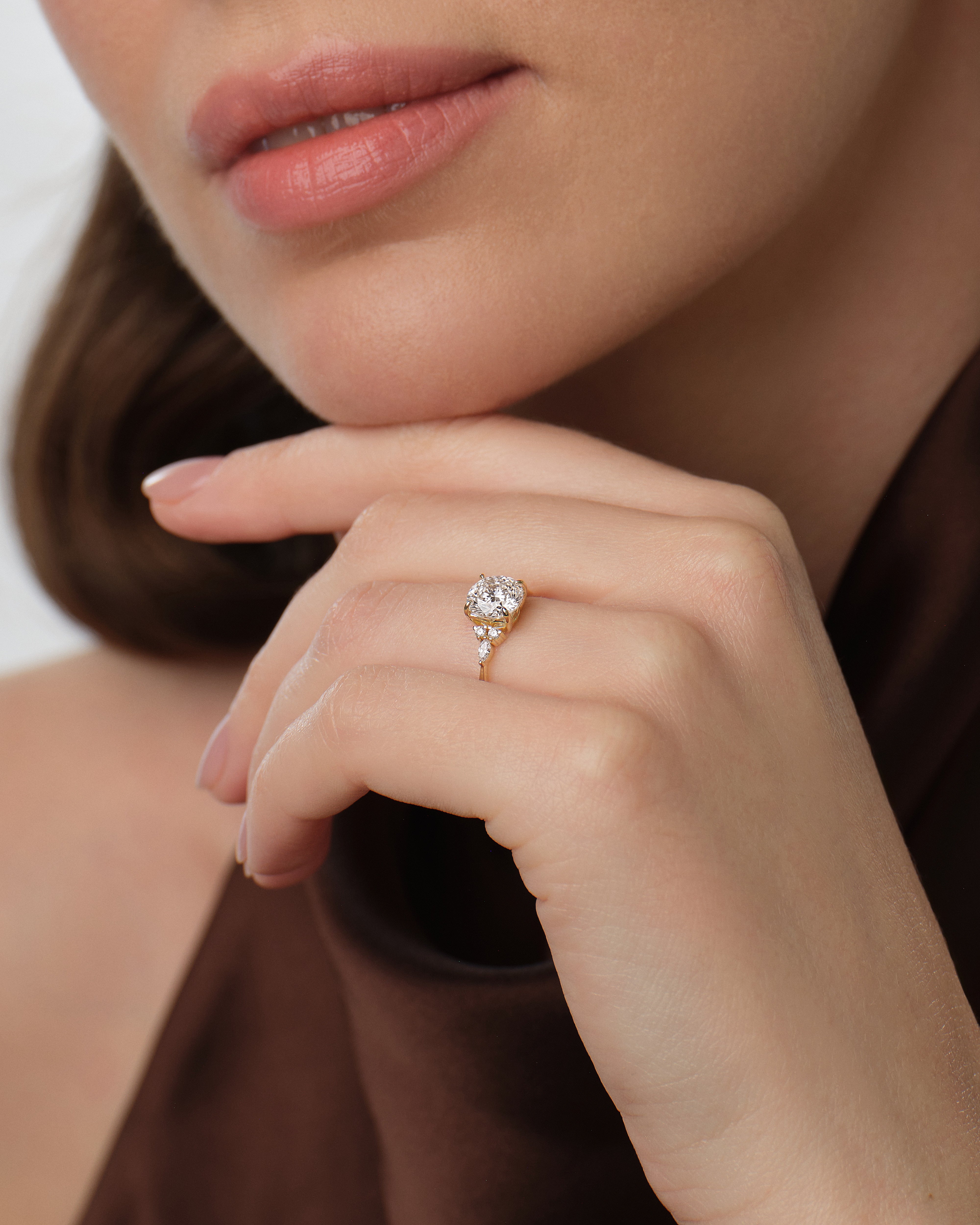Moissanit Verlobungsring im Rundschliff mit Cluster-Akzent (1,50 CT)