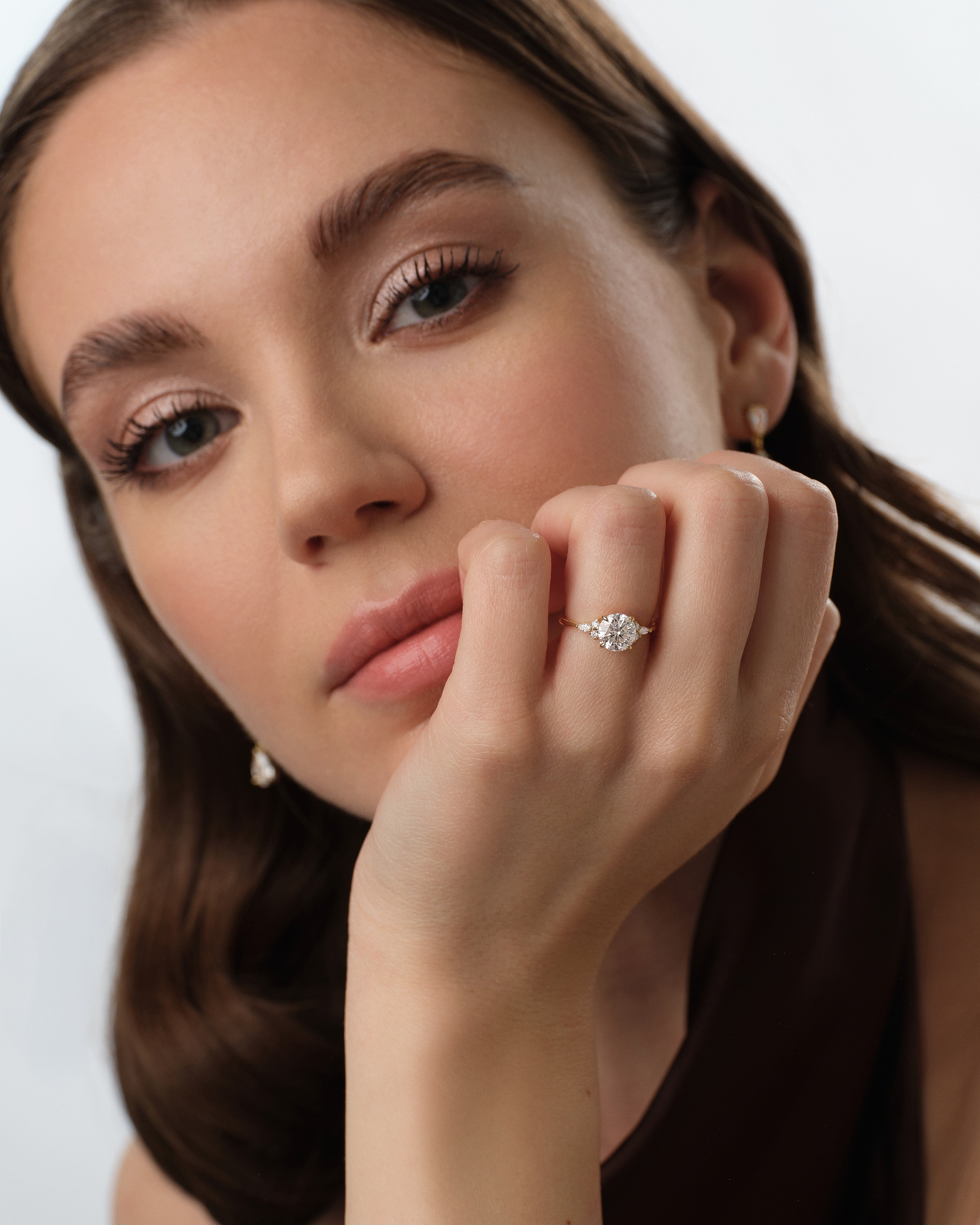 Moissanit Verlobungsring im Rundschliff mit Cluster-Akzent (1,50 CT)