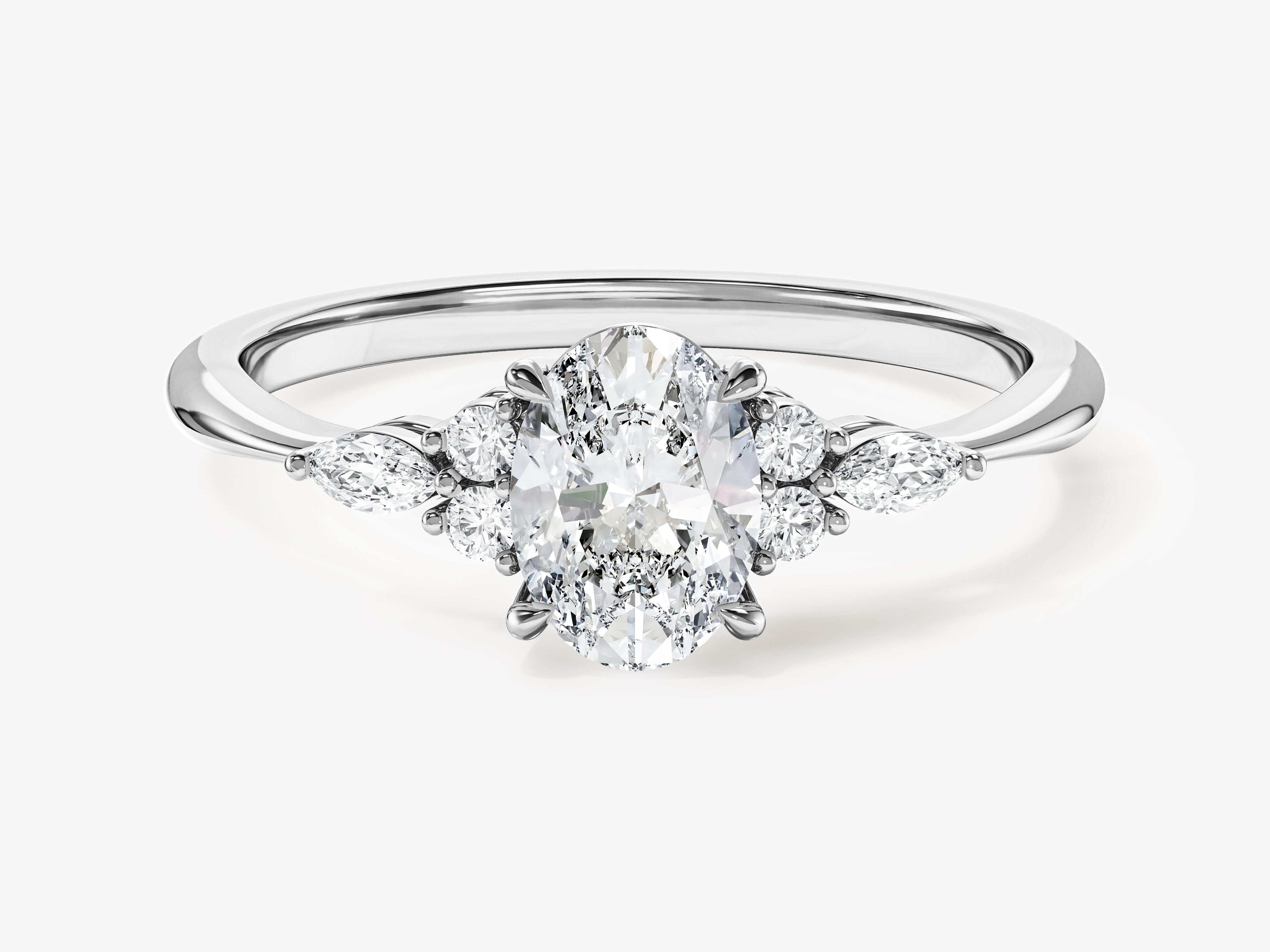 Moissanit Verlobungsring im Ovalschliff mit Cluster-Akzent (1,00 CT)