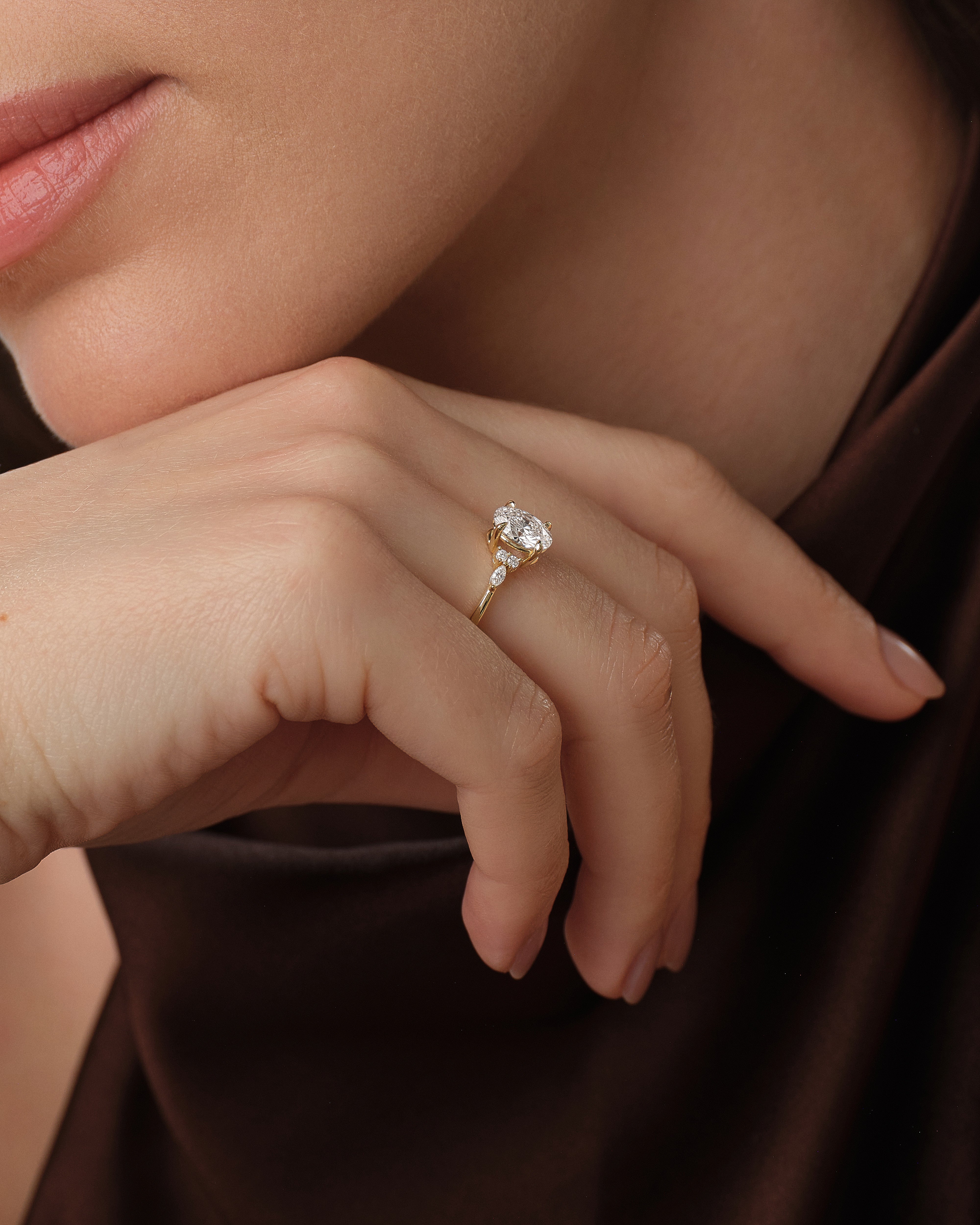 Moissanit Verlobungsring im Ovalschliff mit Cluster-Akzent (1,50 CT)