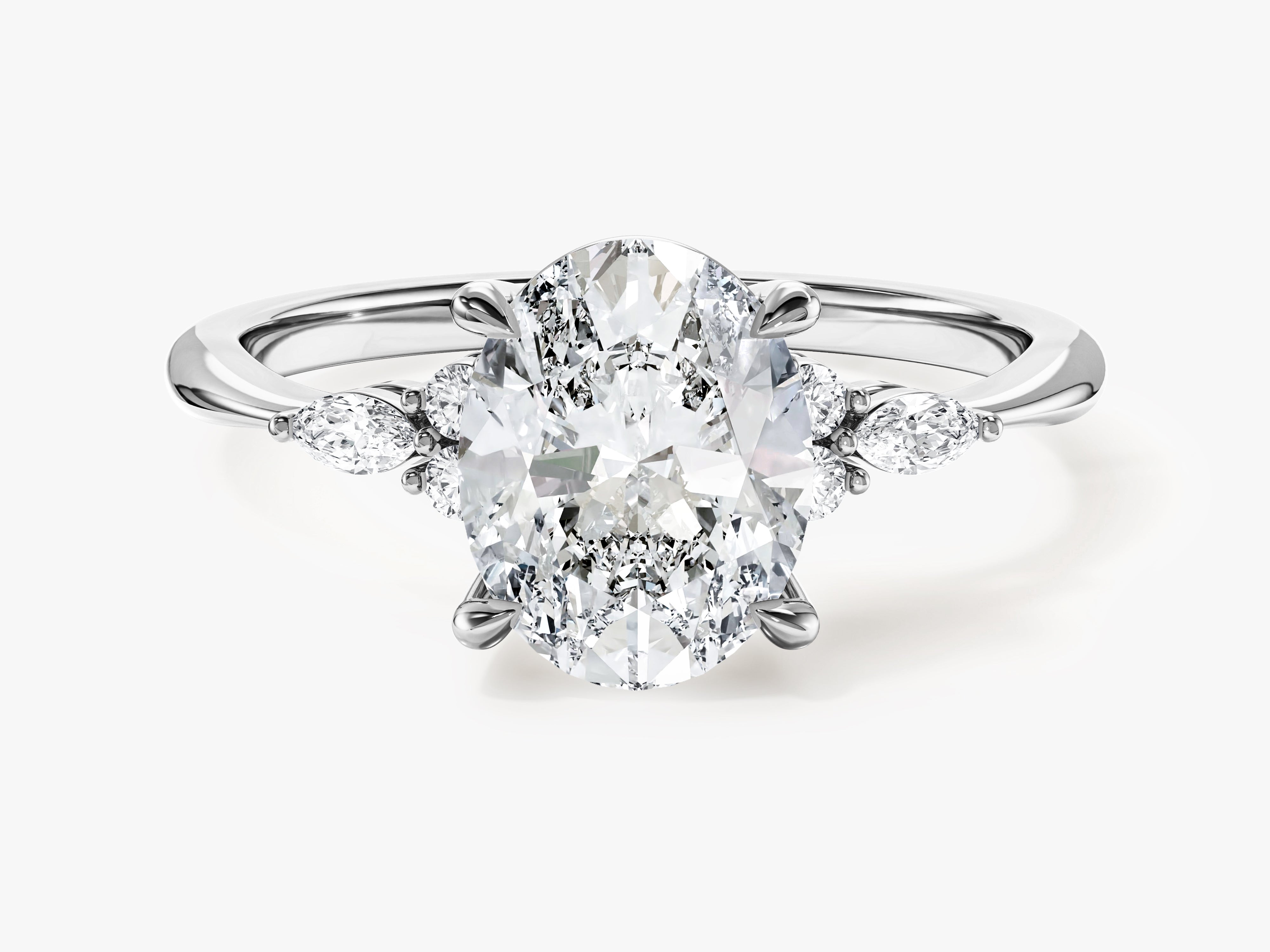 Moissanit Verlobungsring im Ovalschliff mit Cluster-Akzent (2,00 CT)