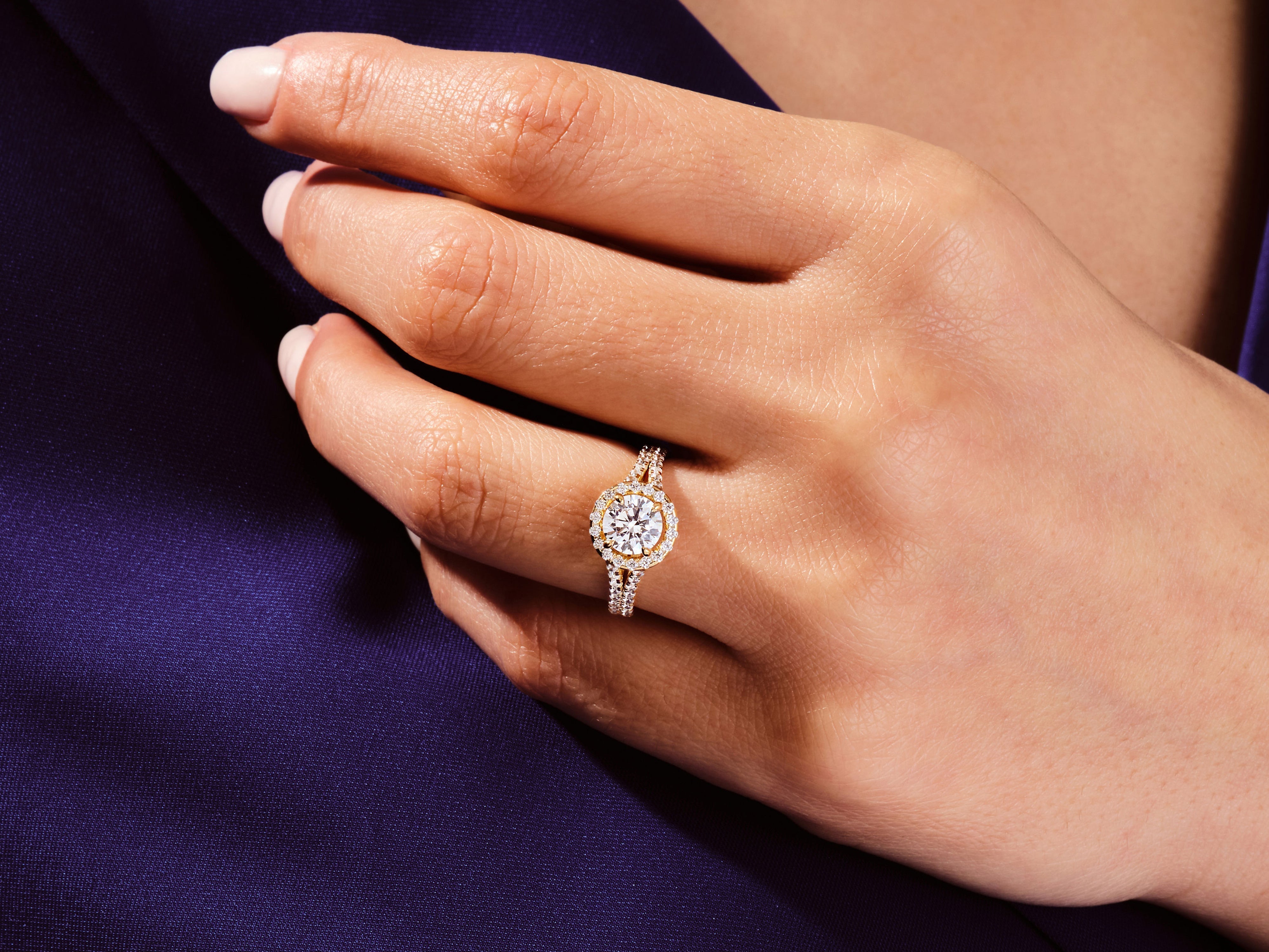 Moissanit Verlobungsring im runden Halo mit Doppel-Seitensteinen (1.00 CT)