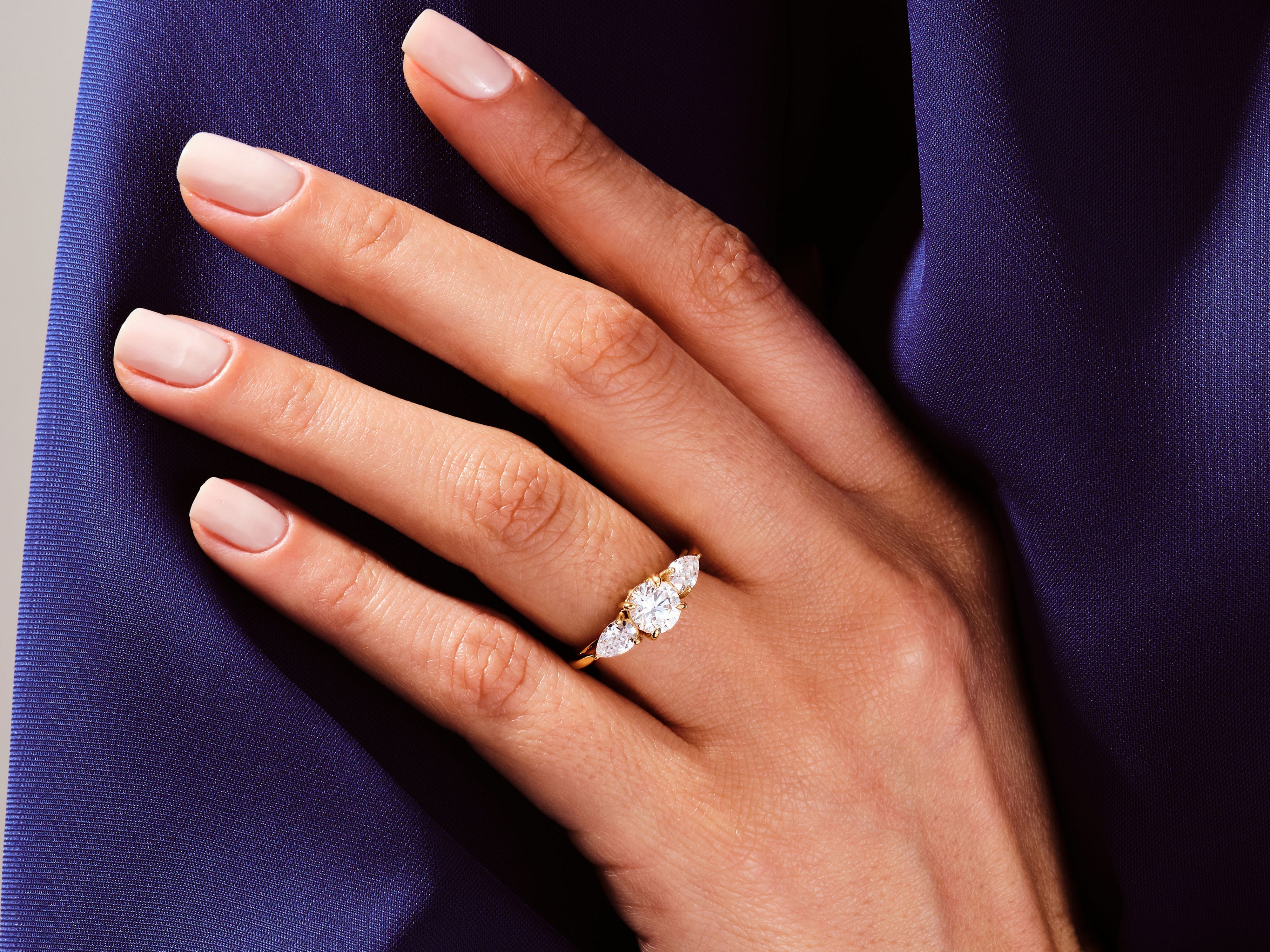 Drei Steine Labordiamant Verlobungsring im Tropfenschliff-Akzenten (2.00 CT)