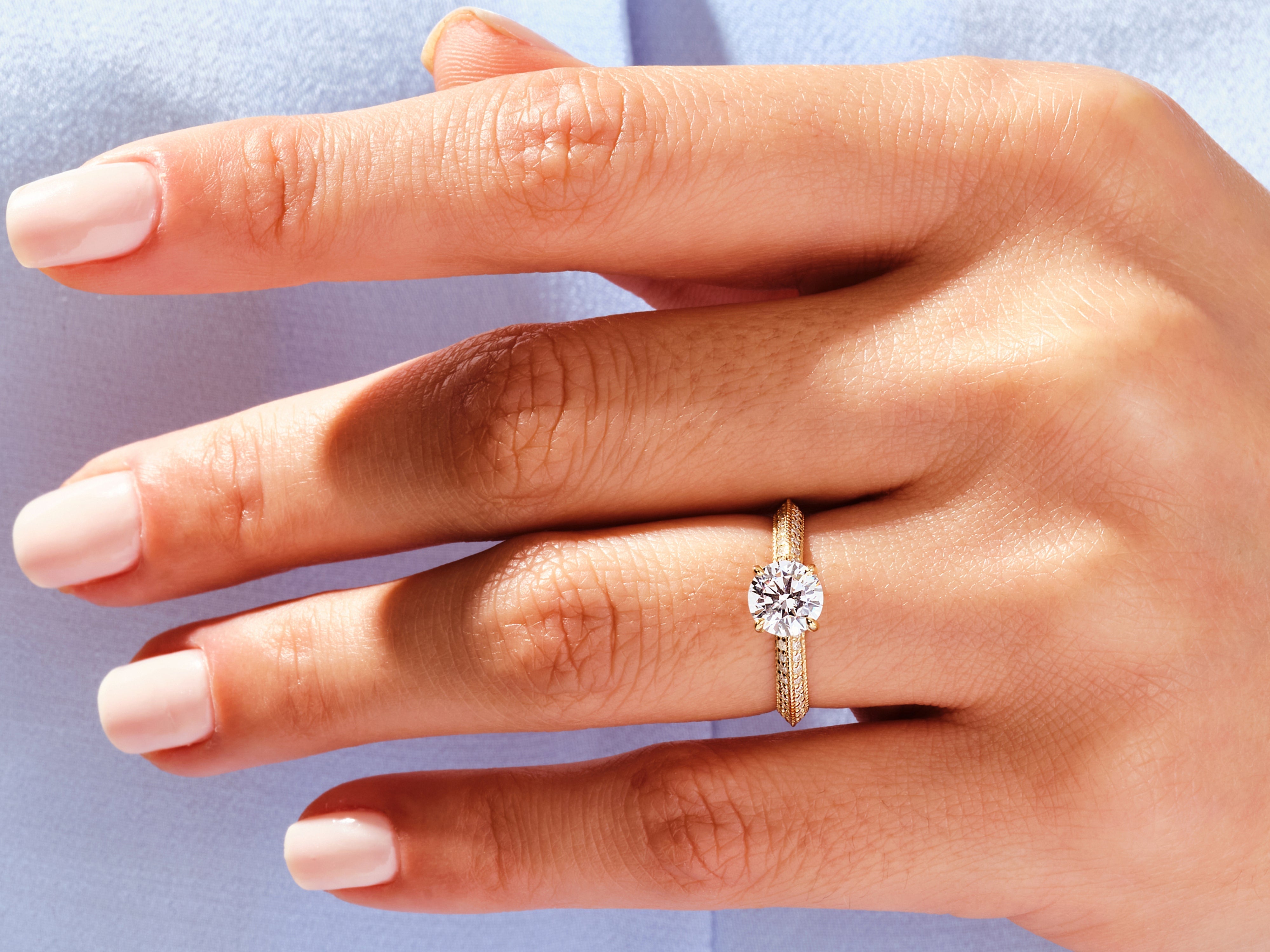 Labordiamant Verlobungsring mit Messer-Kante und Pave-Seitensteinen (1.00 CT)