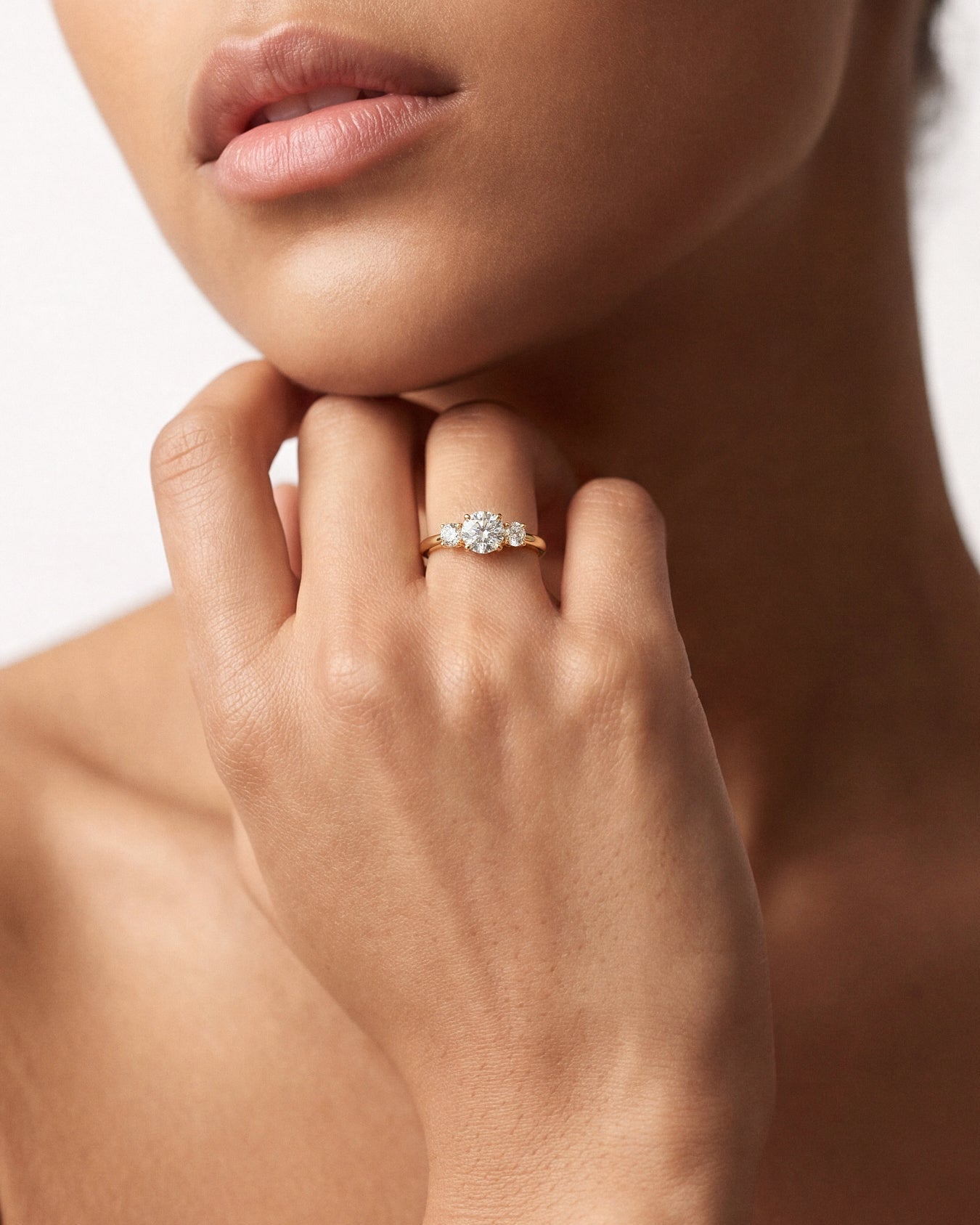 Drei Steine Moissanit Verlobungsring im Rundschliff (1,50 CT TW)