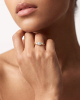 Drei Steine Moissanit Verlobungsring im Rundschliff (1,50 CT TW)