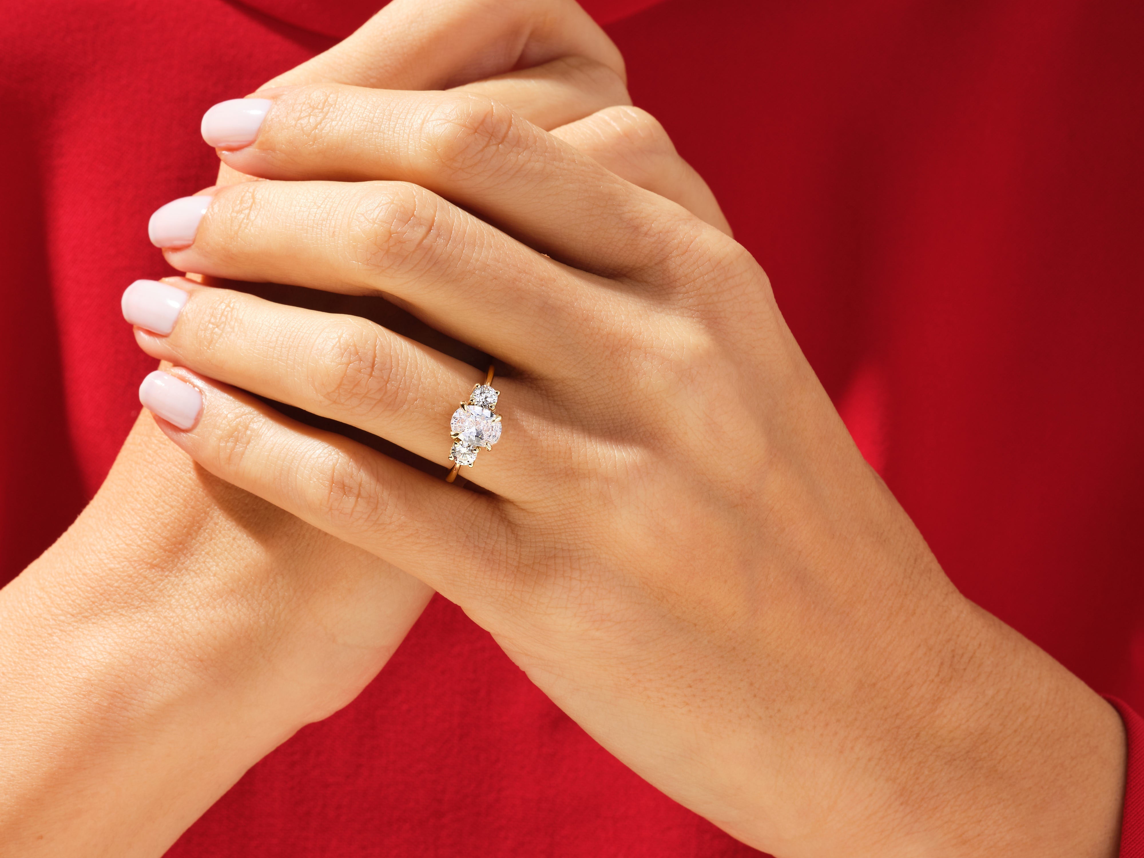 Drei Steine Moissanit Verlobungsring im Ovalschliff (2.00 CT TW)