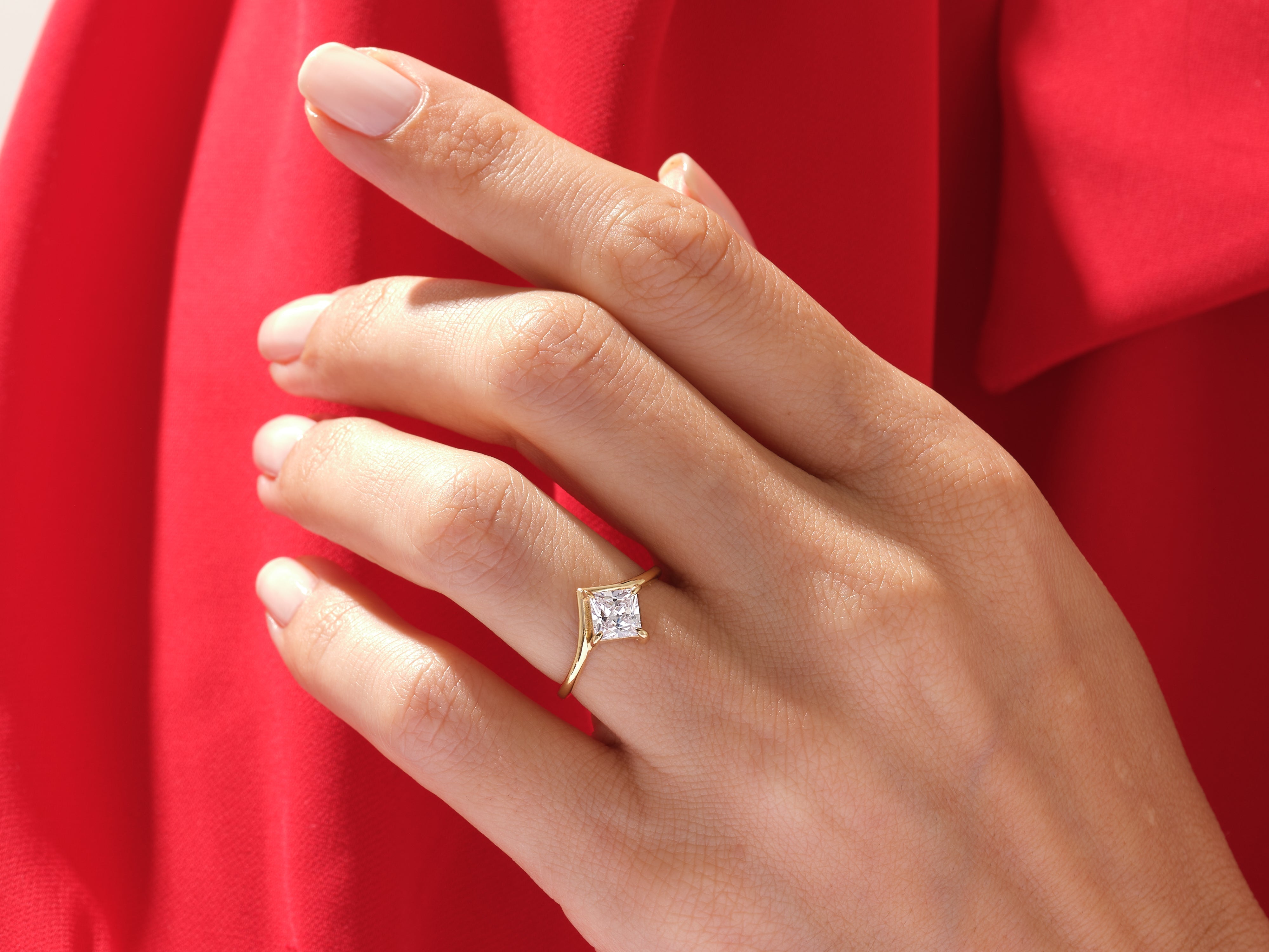 Moissanit Verlobungsring im Prinzessschliff mit gebogenem Design (1.00 CT)