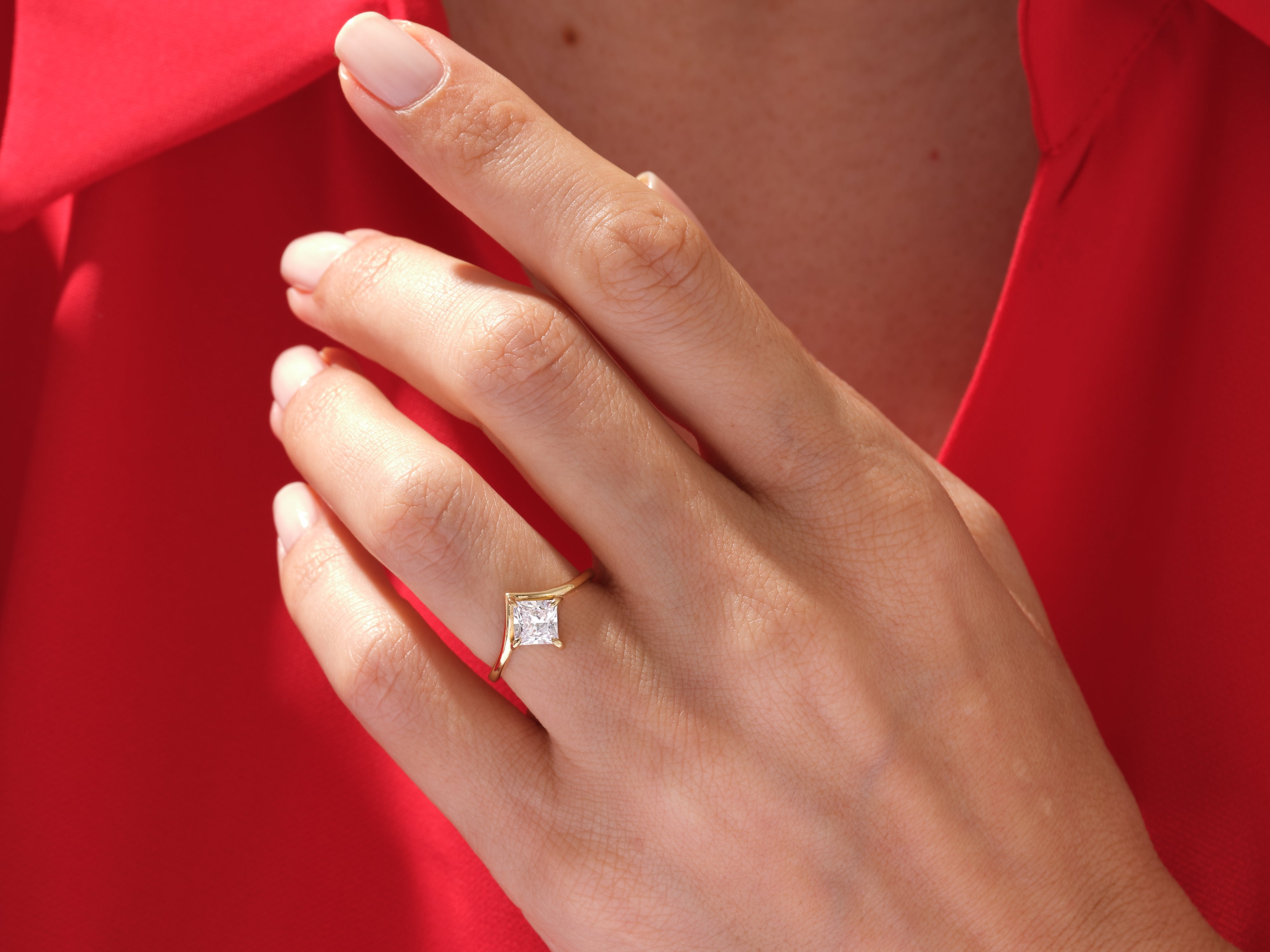 Moissanit Verlobungsring im Prinzessschliff mit gebogenem Design (1.00 CT)