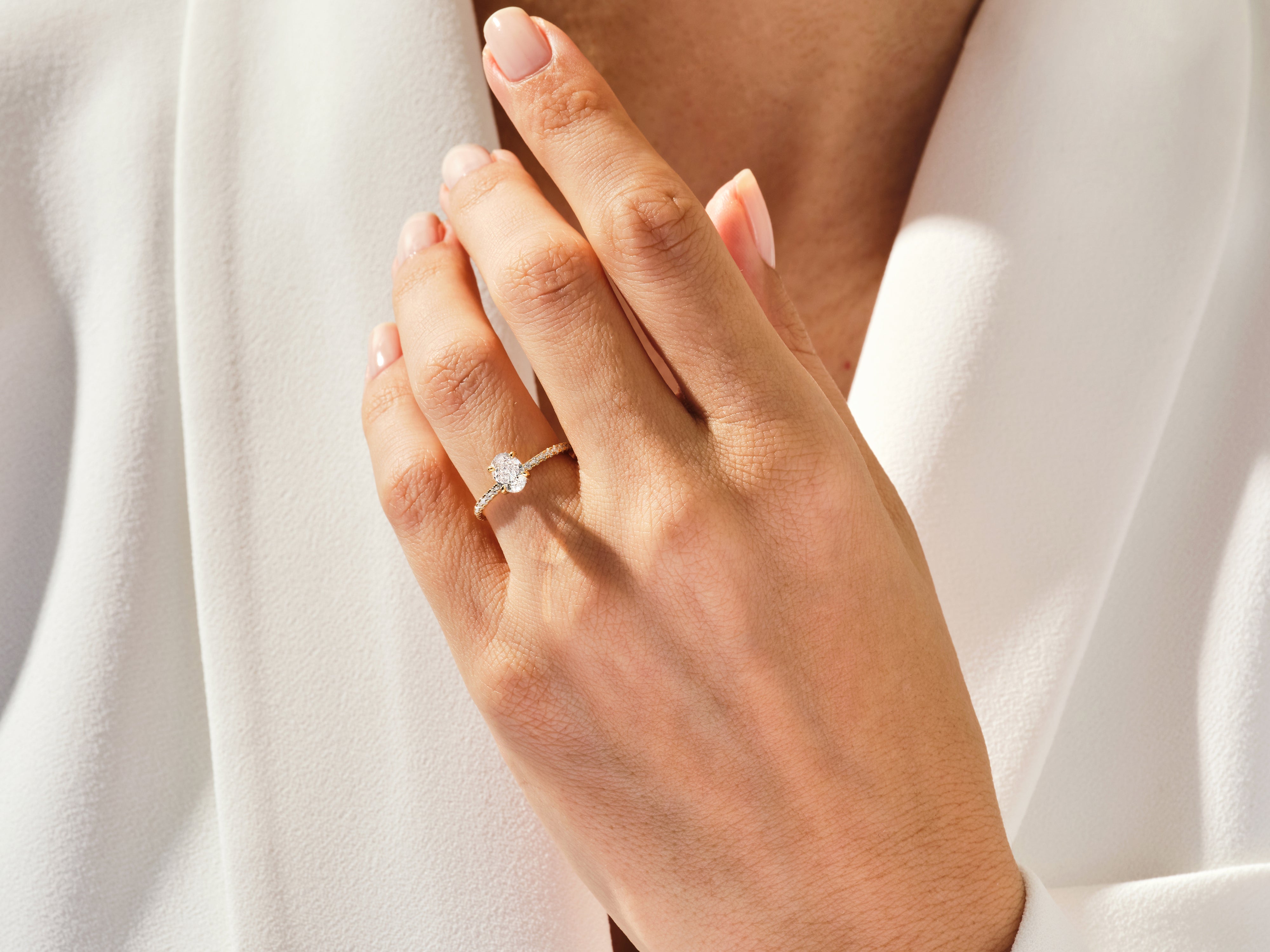 Moissanit Verlobungsring im Ovalschliff und verborgenem Halo mit Pave-Seitensteinen (1.00 CT)