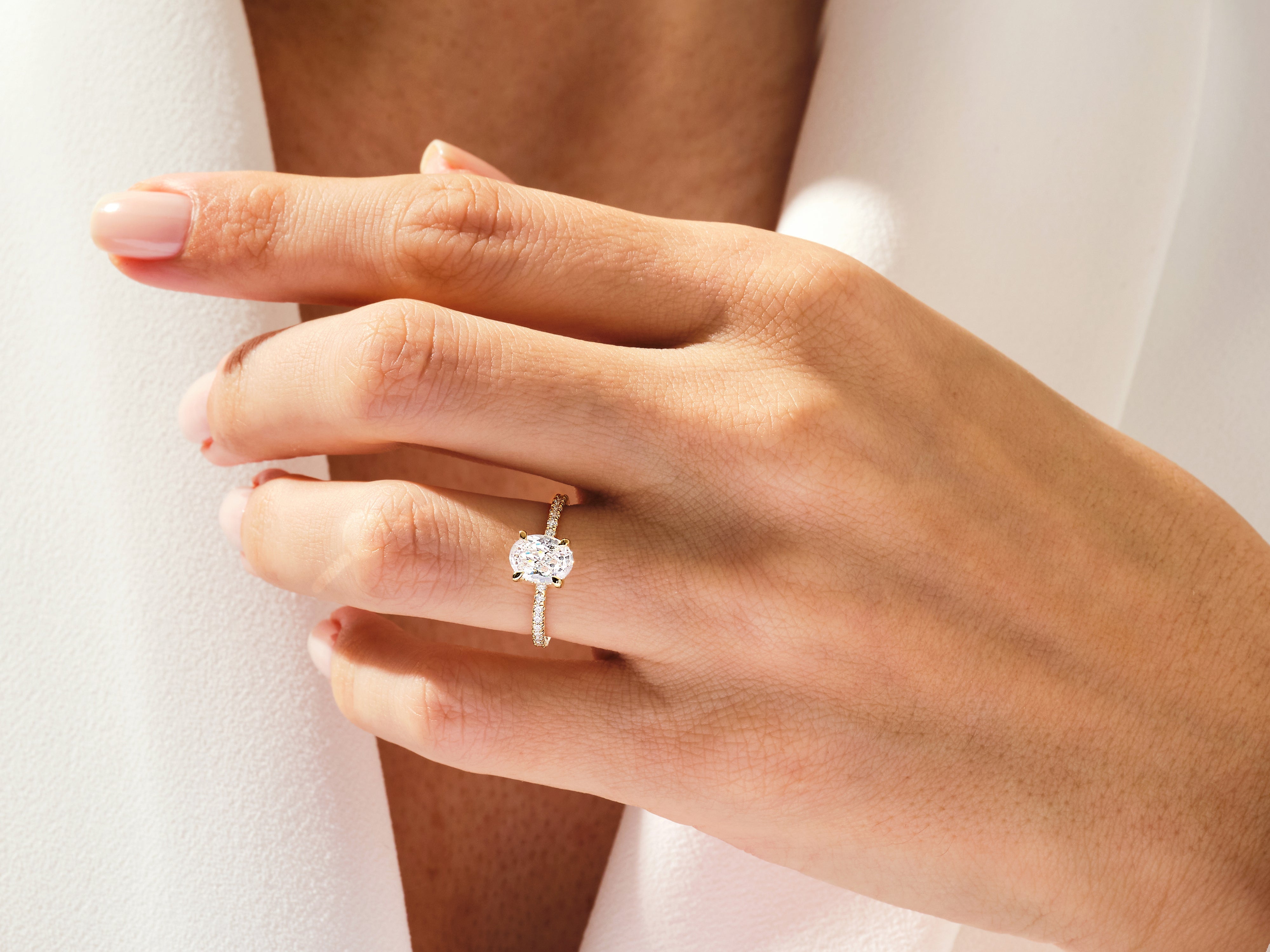 Moissanit Verlobungsring im Ovalschliff und verborgenem Halo mit Pave-Seitensteinen (1.50 CT)