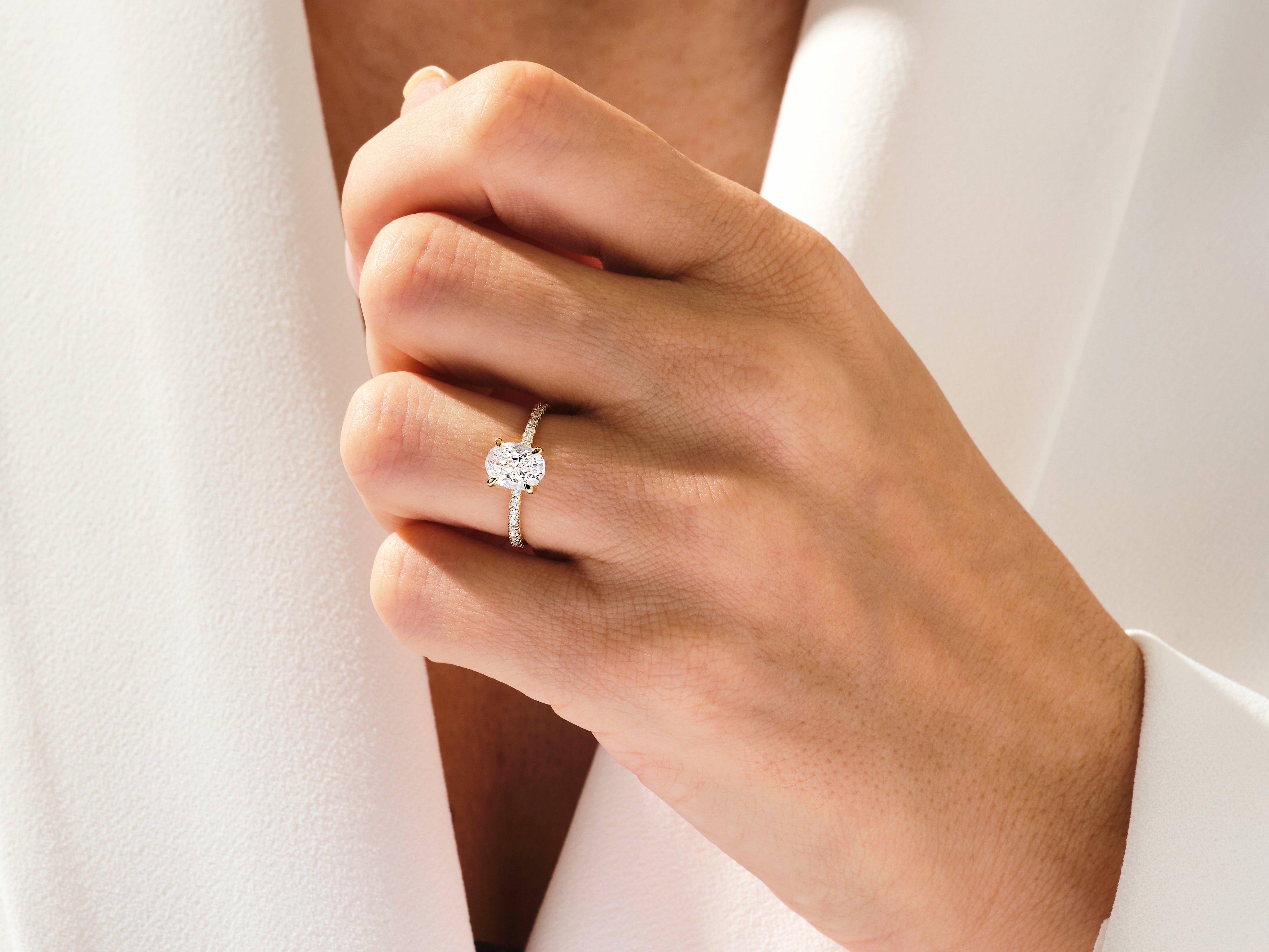 Moissanit Verlobungsring im Ovalschliff und verborgenem Halo mit Pave-Seitensteinen (1.50 CT)