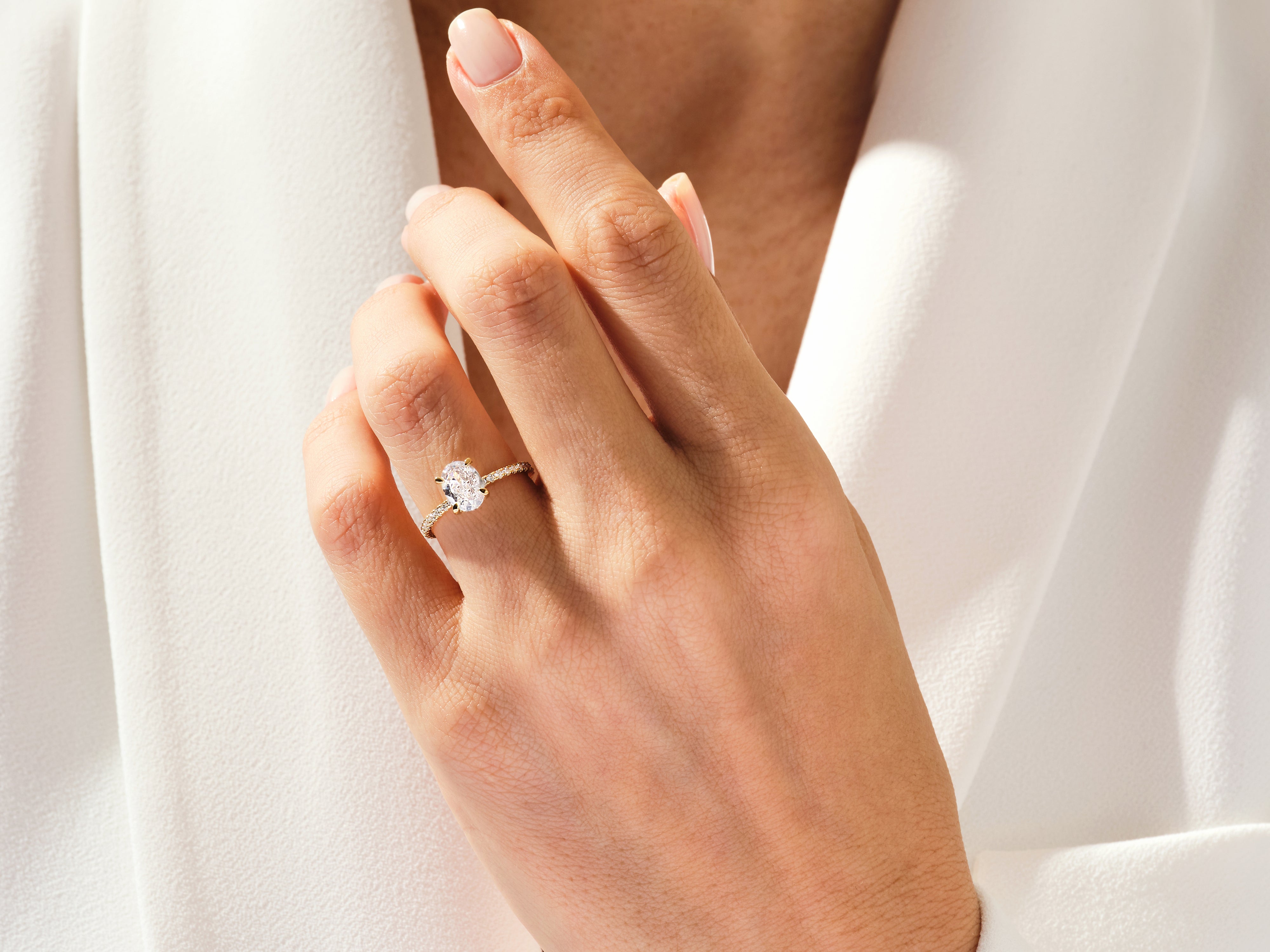 Moissanit Verlobungsring im Ovalschliff und verborgenem Halo mit Pave-Seitensteinen (1.50 CT)