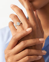 Moissanit Verlobungsring im Ovalschliff und verborgenem Halo mit Pave-Seitensteinen (2,00 CT)