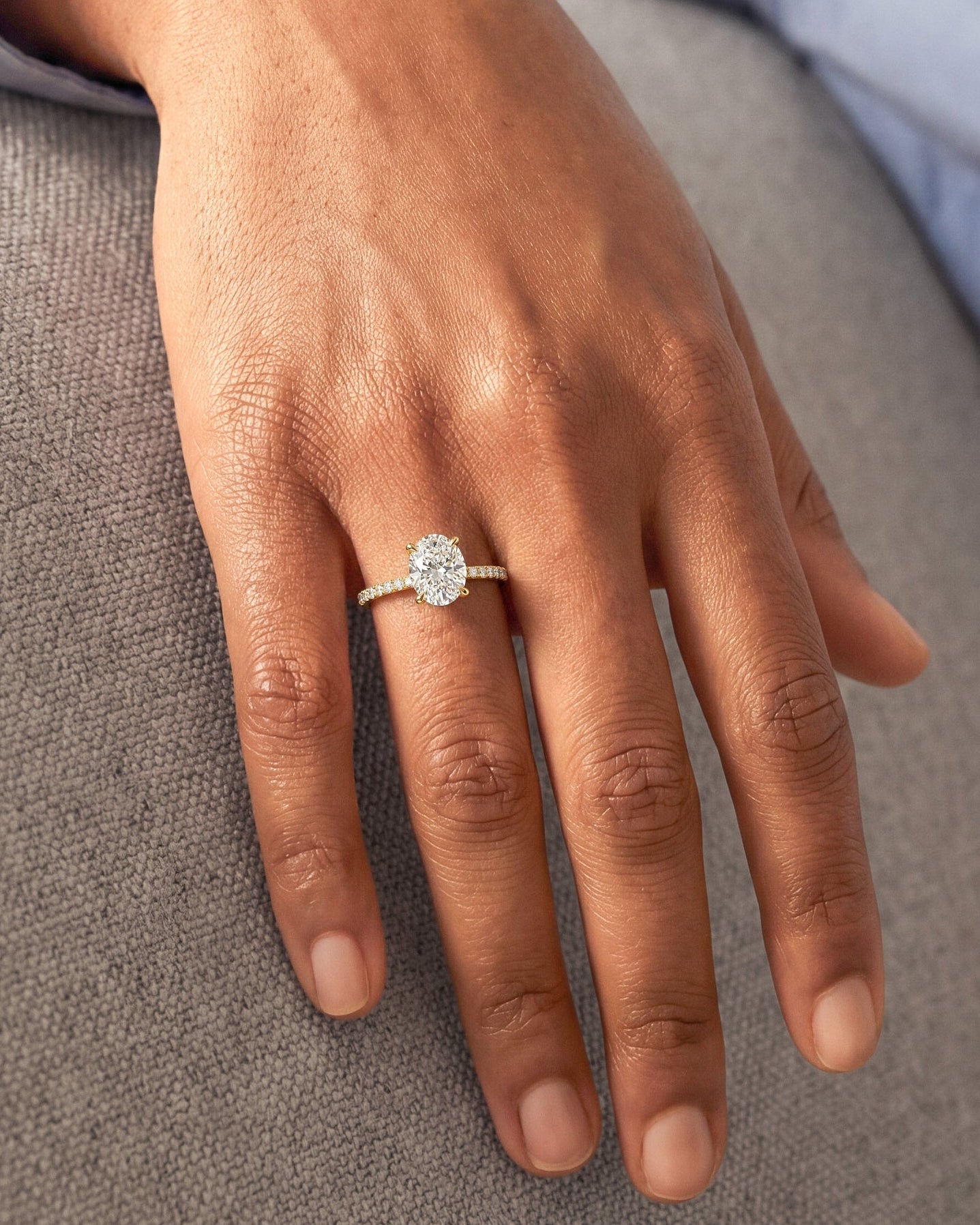 Moissanit Verlobungsring im Ovalschliff und verborgenem Halo mit Pave-Seitensteinen (2,00 CT)