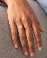 Moissanit Verlobungsring im Ovalschliff und verborgenem Halo mit Pave-Seitensteinen (2,00 CT)