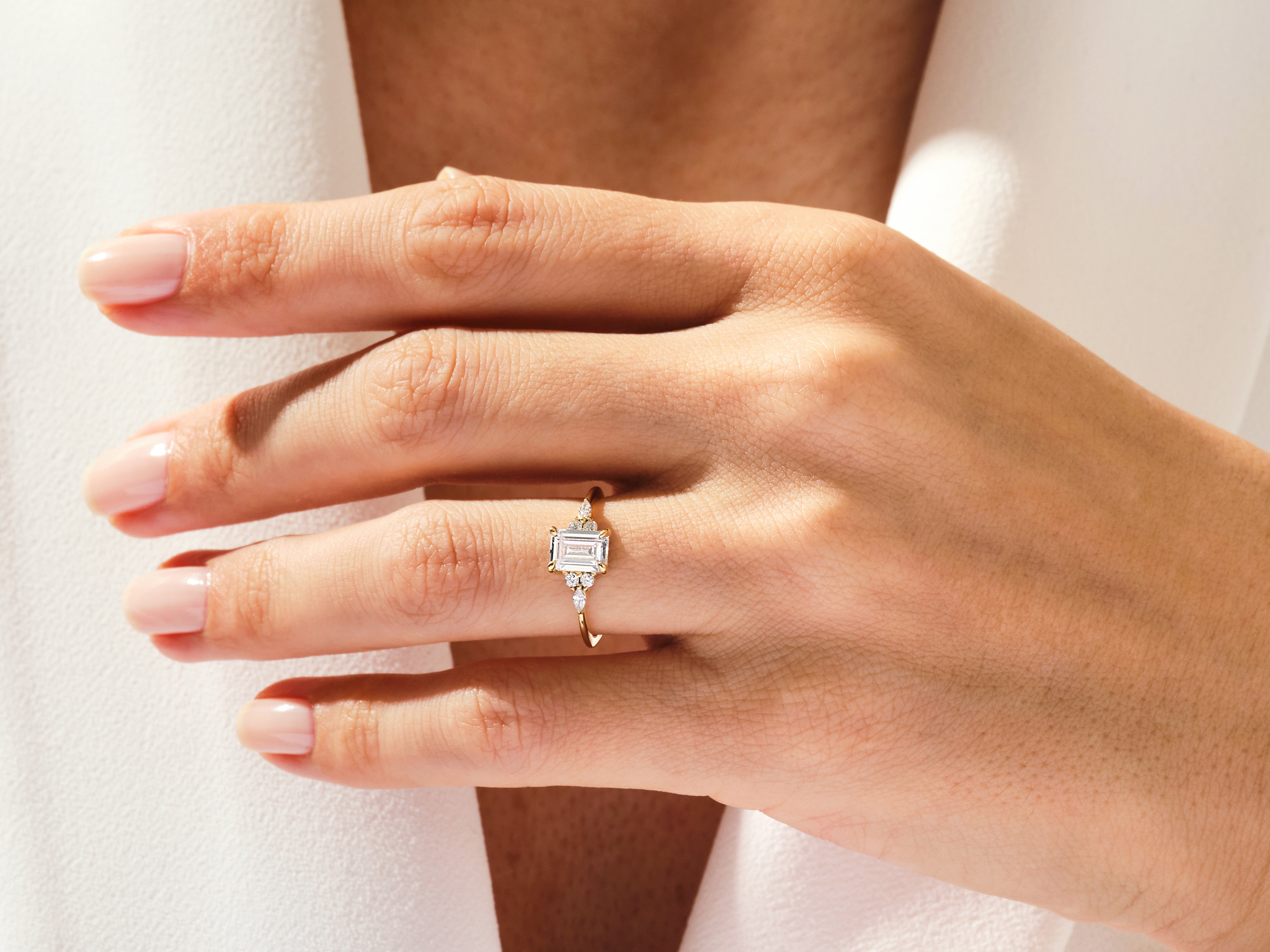 Labordiamant Verlobungsring im Smaragdschliff mit Cluster-Akzent (1.00 CT)