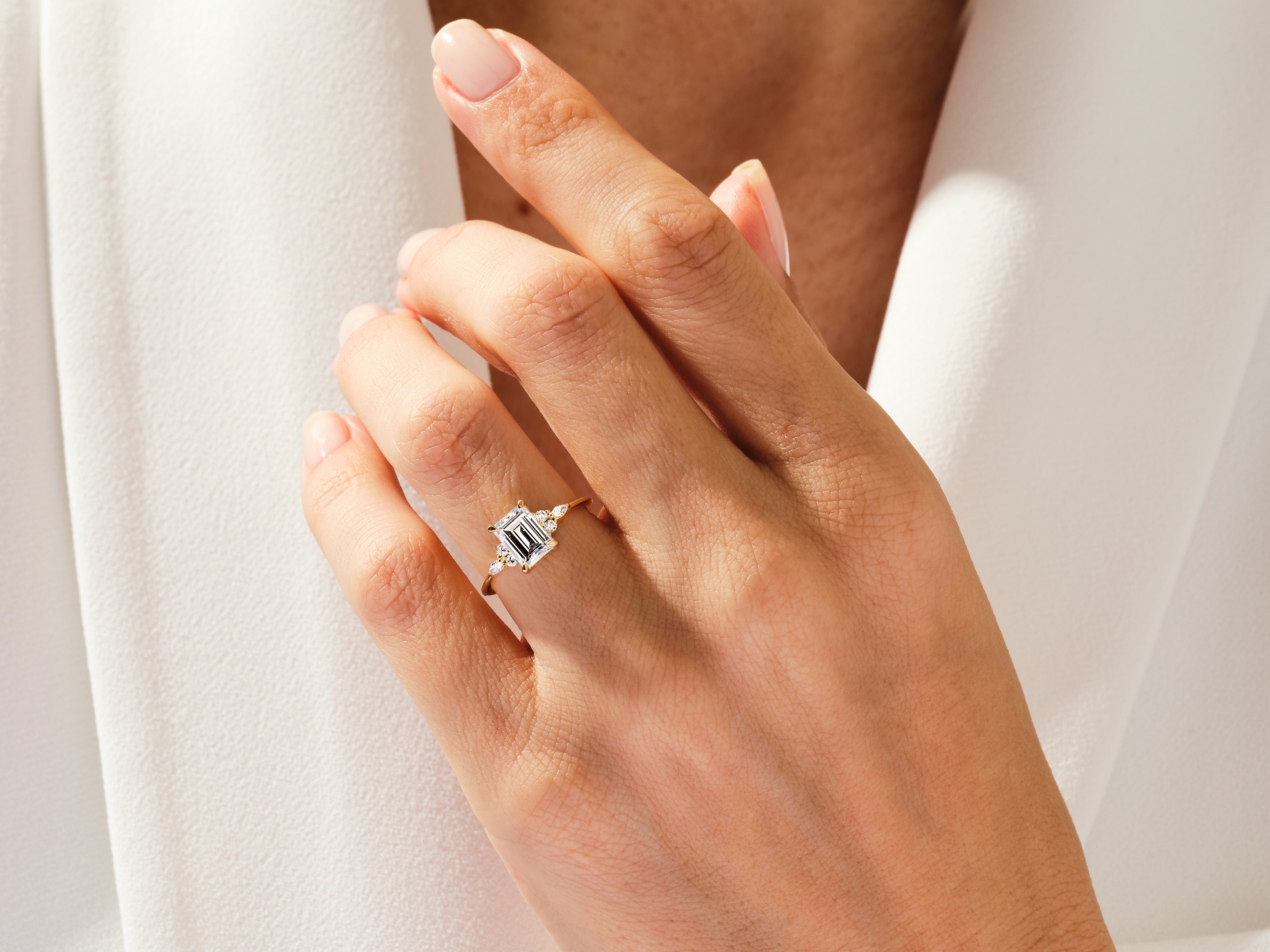 Moissanit Verlobungsring im Smaragdschliff mit Cluster-Akzent (1.50 CT)