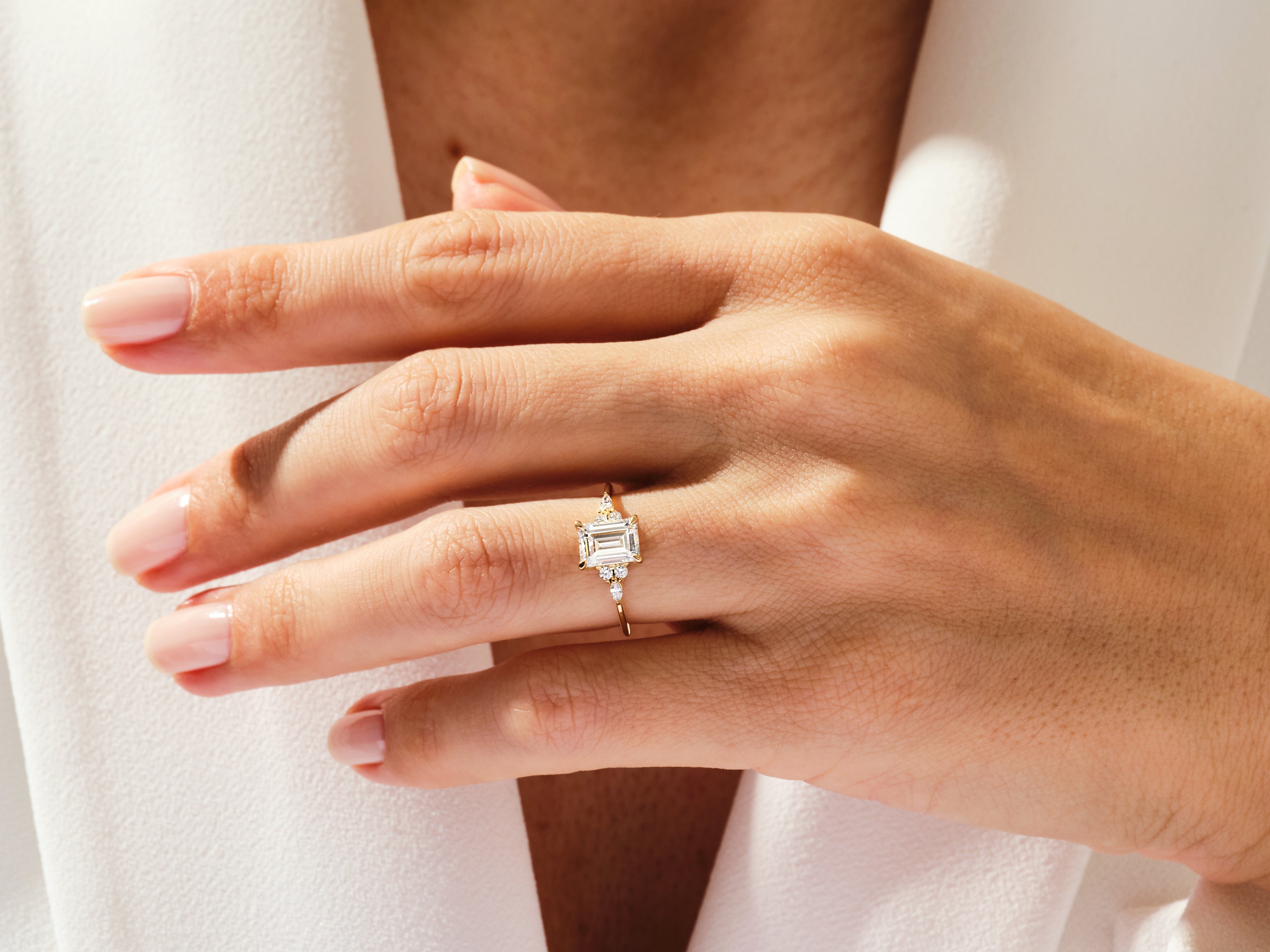 Labordiamant Verlobungsring im Smaragdschliff mit Cluster-Akzent (1.50 CT)