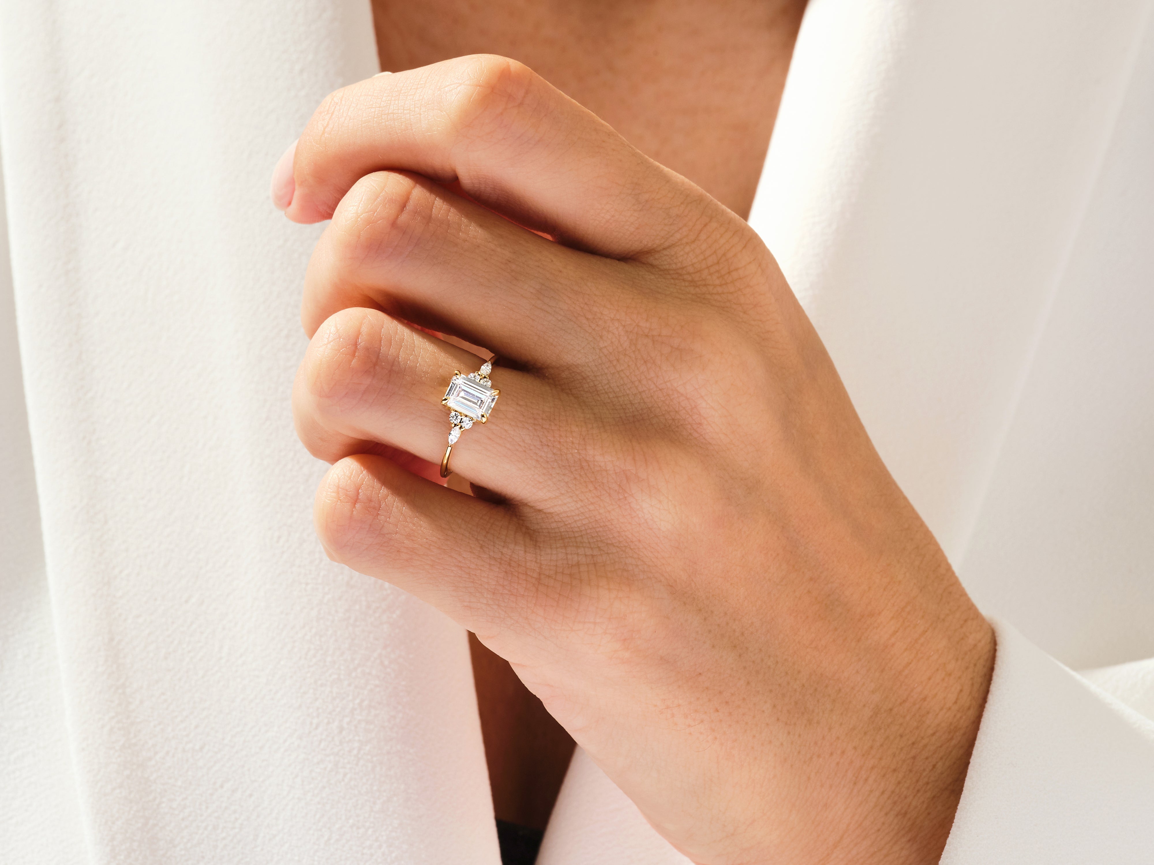 Labordiamant Verlobungsring im Smaragdschliff mit Cluster-Akzent (1.50 CT)